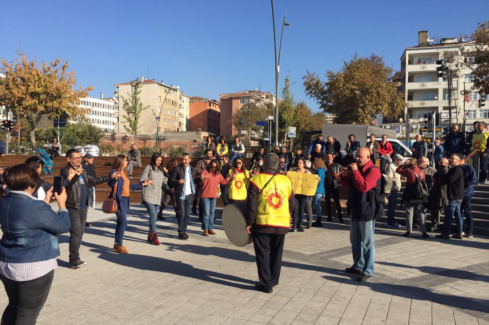 Öğretmenler halay çekiyor.