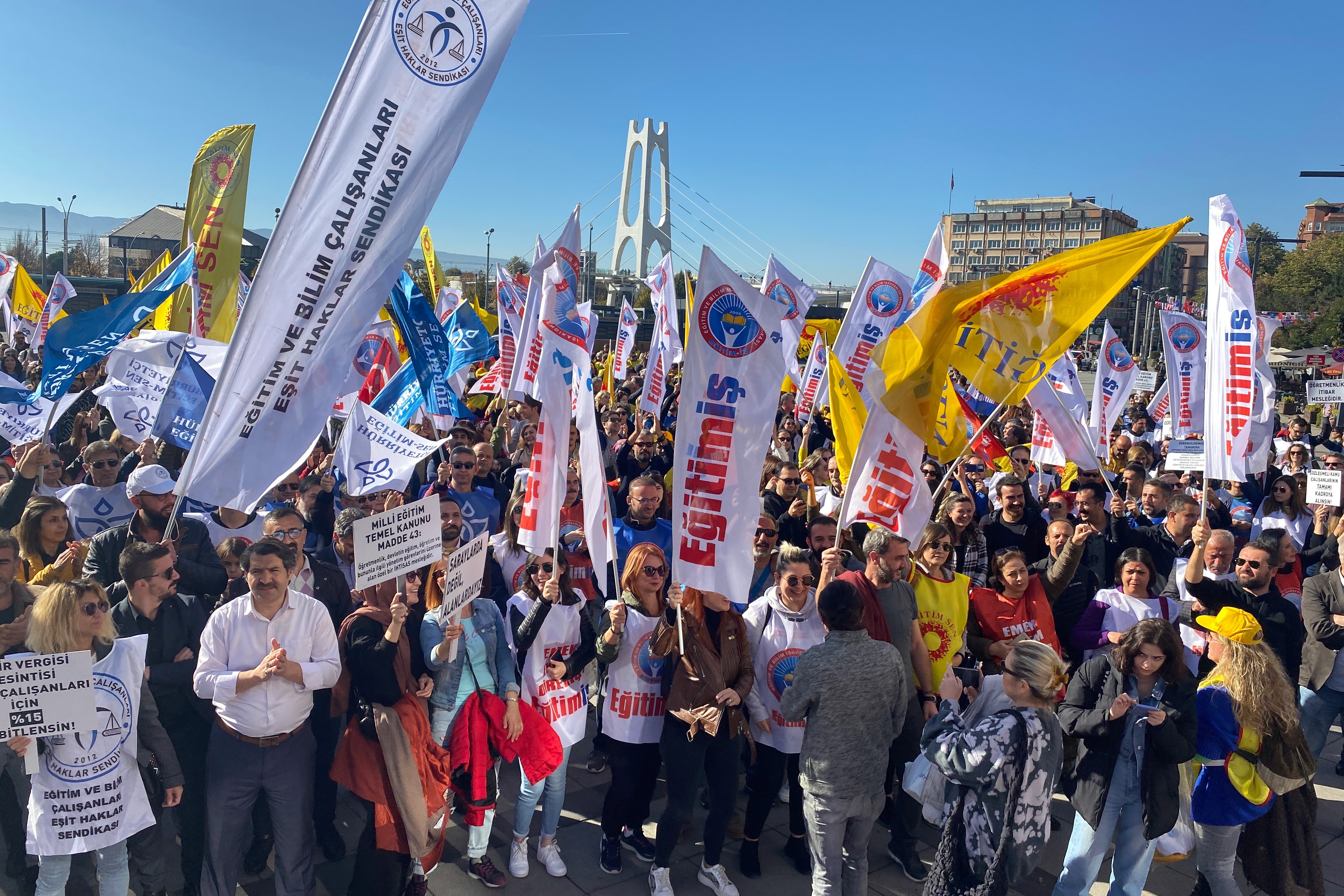 Öğretmenler ücret eşitsizliği ve mesleki ayrımcılığa karşı iş bıraktı