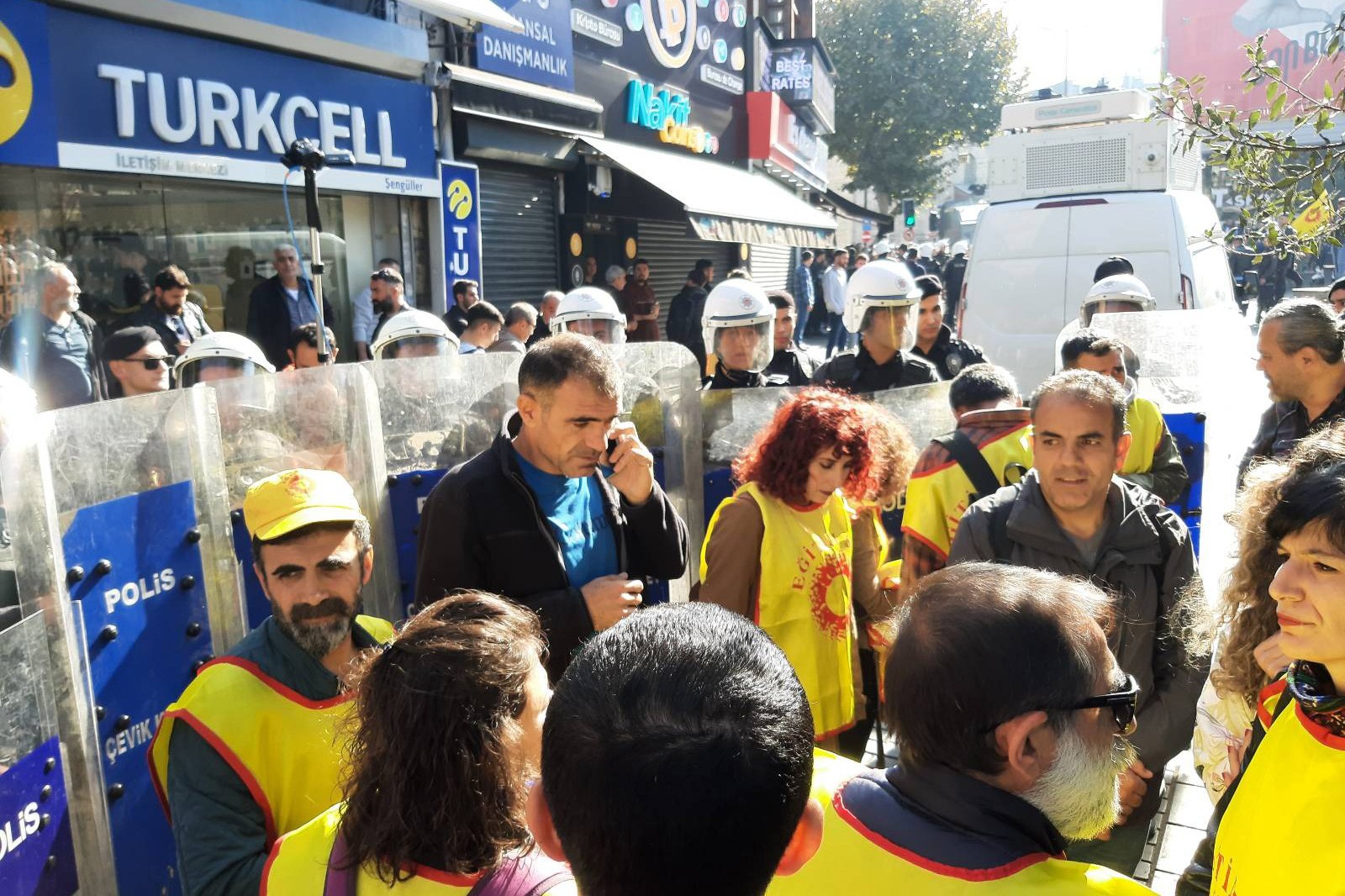 İstanbul'da öğretmenler iş bıraktı; Eğitim Sen'in yürüyüşü engellendi, Eğitim-İş Bakırköy'den seslendi