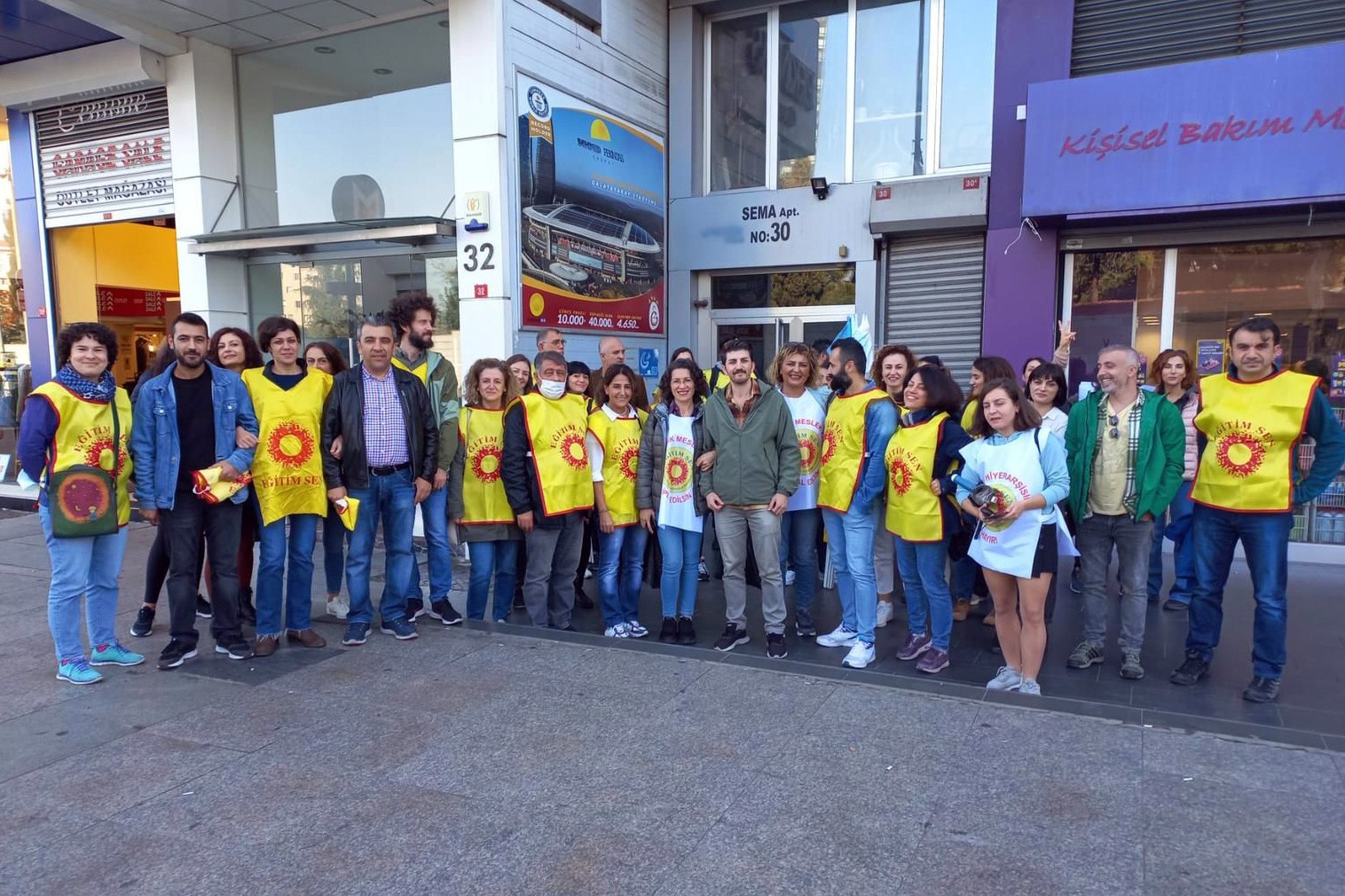 Eğitim Sen İstanbul 3 No'lu Şube üyeleri şube binası önünde buluşarak İl Milli Eğitim Müdürlüğü merkezi yürüyüşün yapılacağı Çemberlitaş'a gitti.