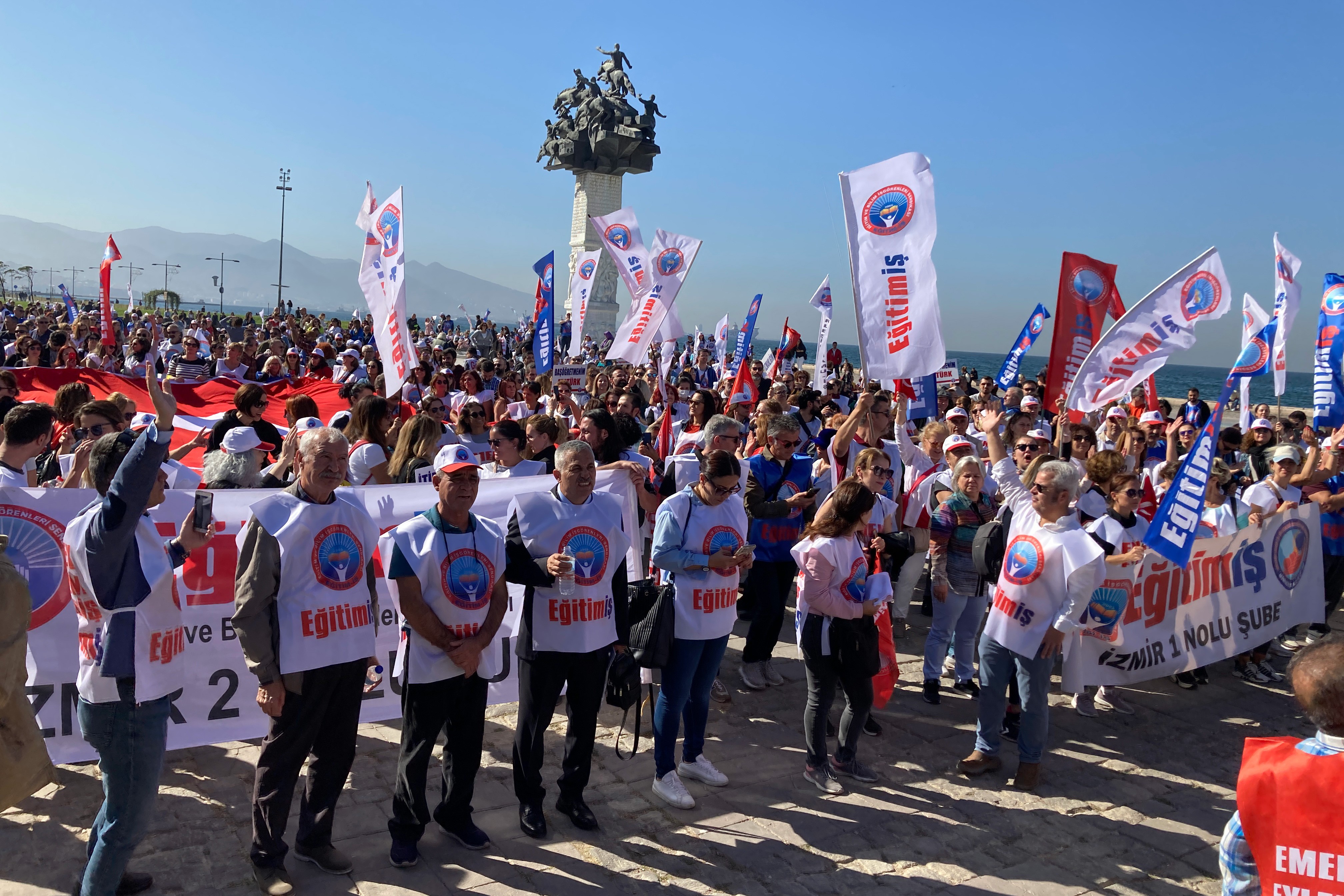 İzmir Cumhuriyet Meydanı'nda Eğitim-İş'in eylemi.