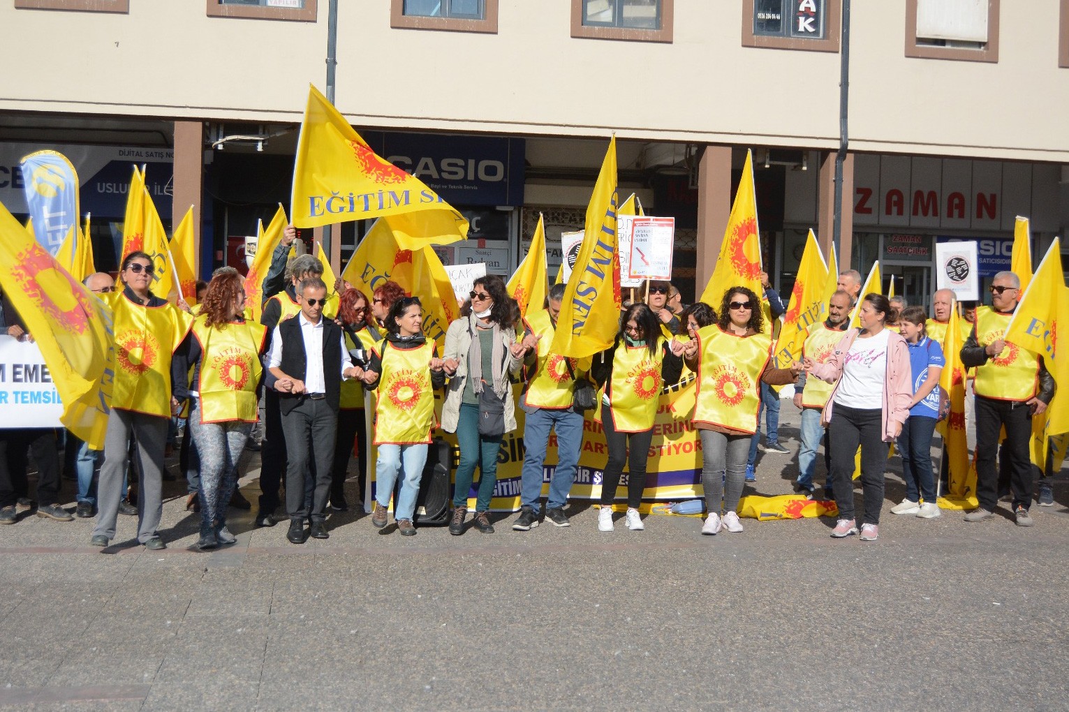 Balıkesir'de eğitim emekçilerinin eylemi.