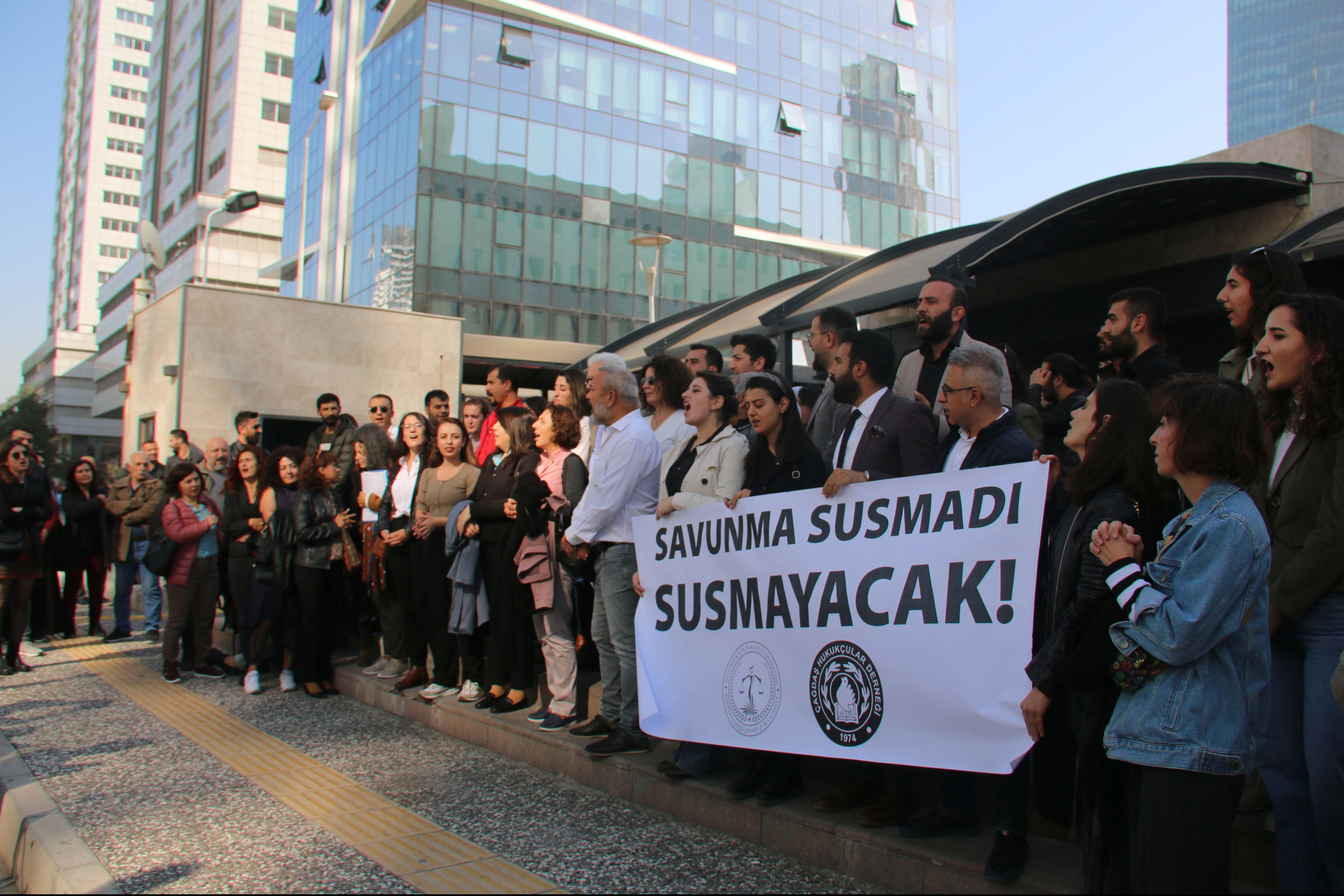 İzmir Adliyesi önünde gözaltına alınan Aryen Turan ile ilgili açıklama.