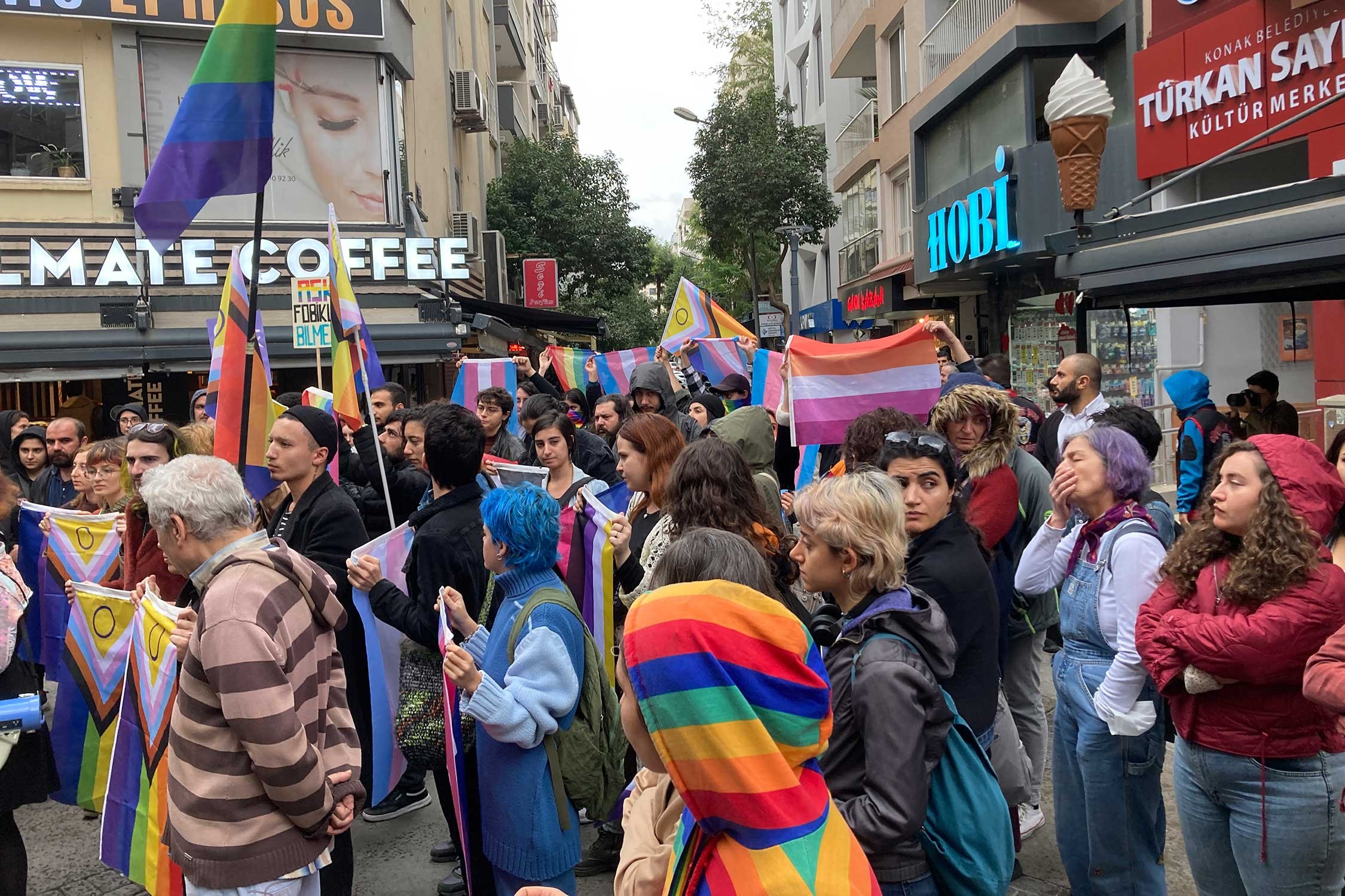 İzmir'de açıklama yapan LGBTİ'ler