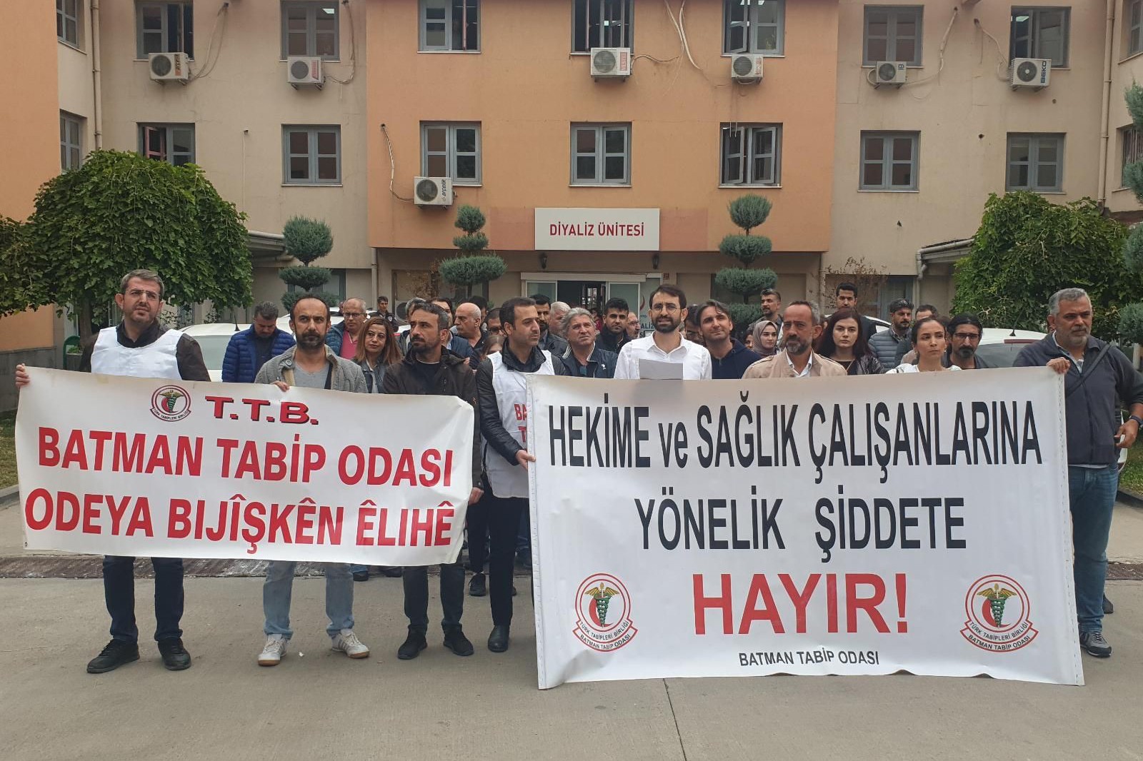 Batman Eğitim ve Araştırma Hastanesi’nde hasta yakınından doktora şiddet protesto edildi