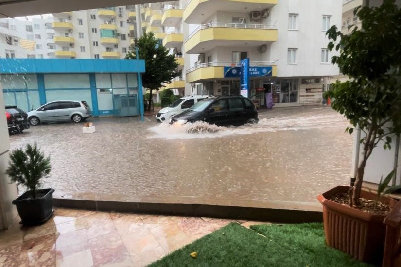 Mersin'de sağanak sonucu binaların giriş katlarını su bastı  