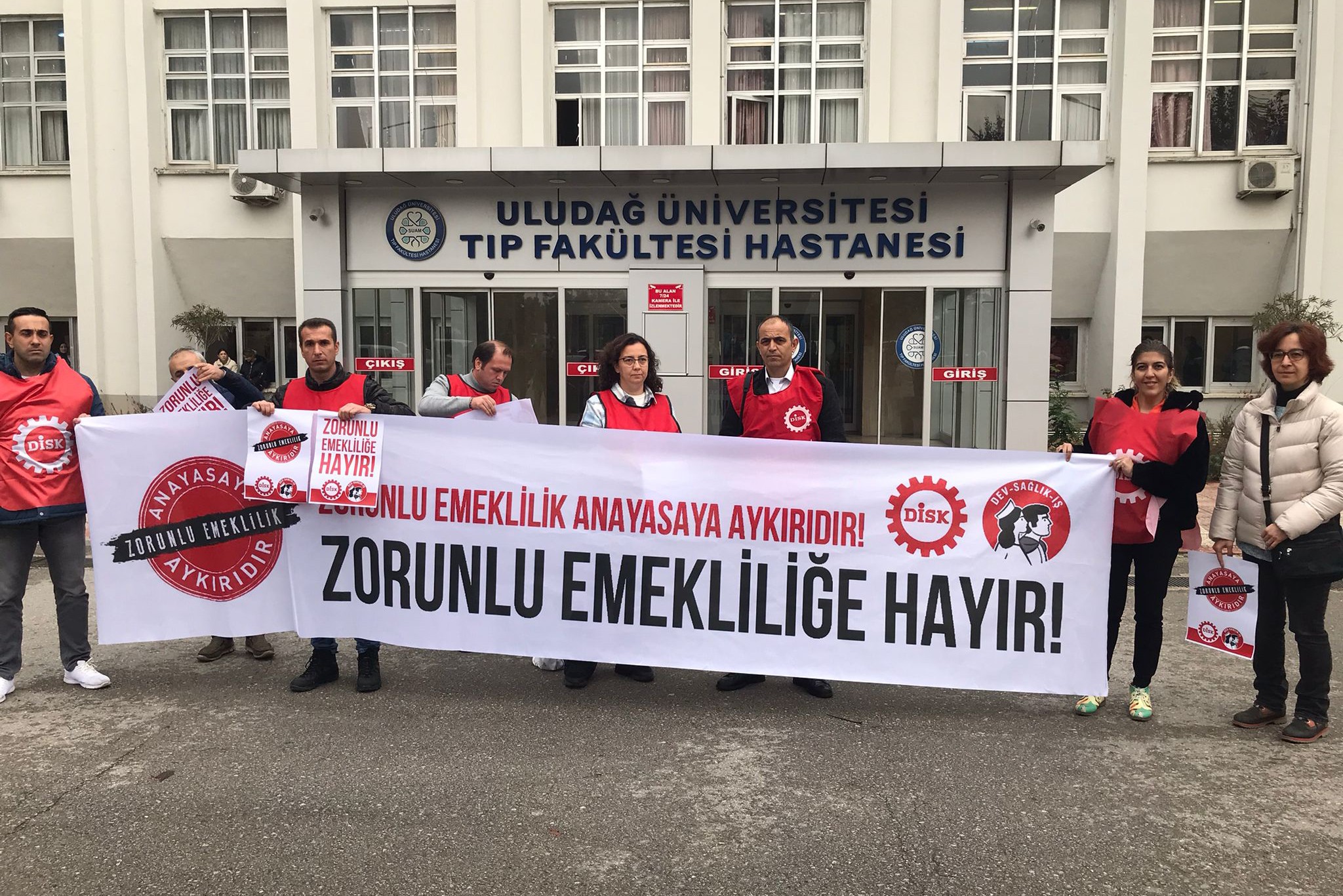 Dev Sağlık-İş Adana ve Bursa'da açıklama yaptı: Zorunlu emekliliğe hayır!