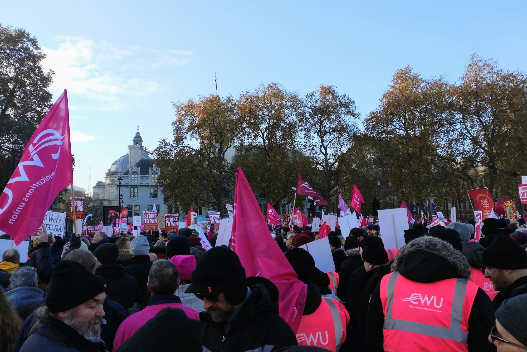 15 bin postacı Londra'da Parlamento Meydanı'nda buluştu