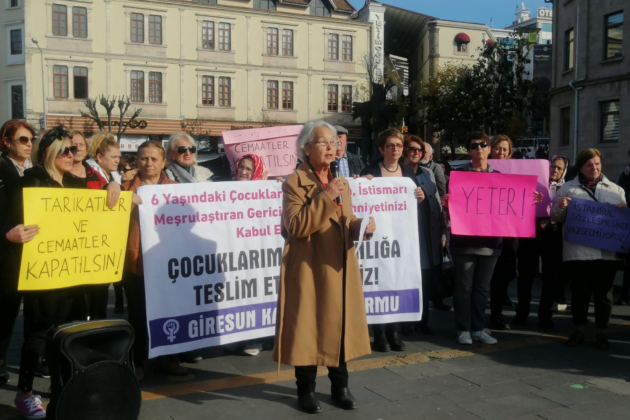 “Çocuklarımızı karanlığınıza teslim etmeyeceğiz!”