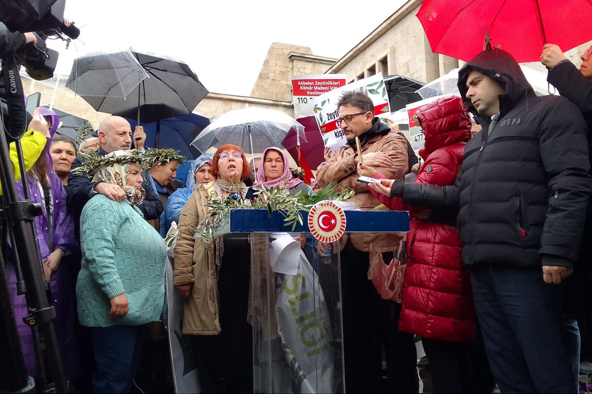 Zeytinlikleri madenlere açan yasa teklifi, tepkiler üzerine torba yasadan çıkarıldı