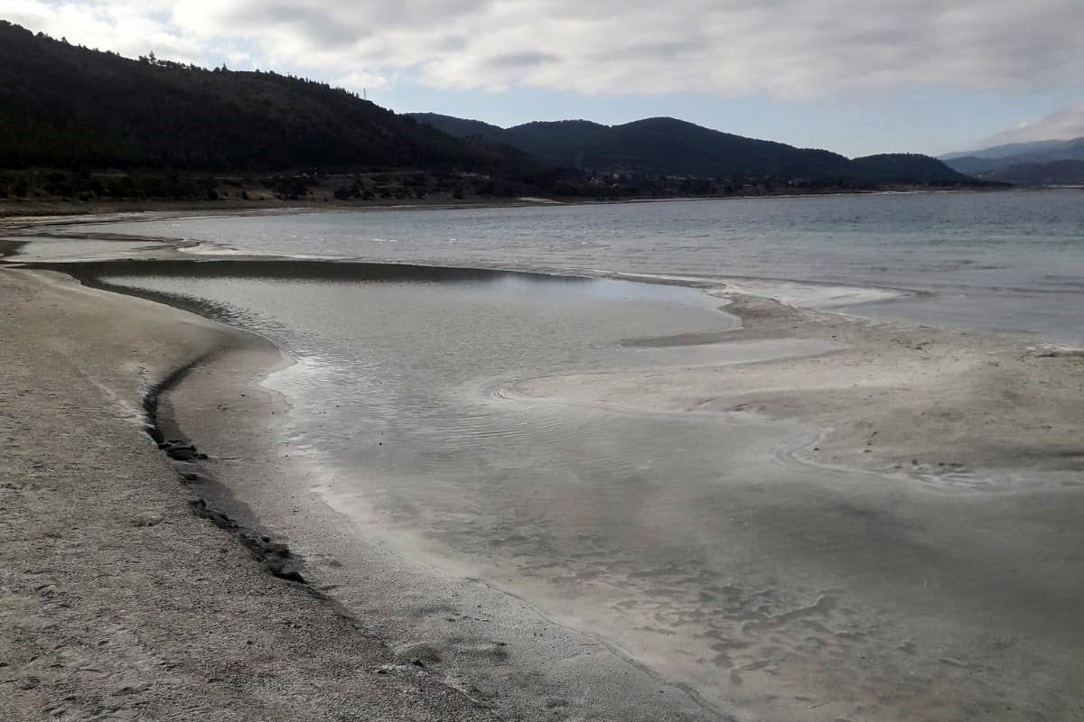 Salda Gölü kumsalındaki kararma yayılıyor