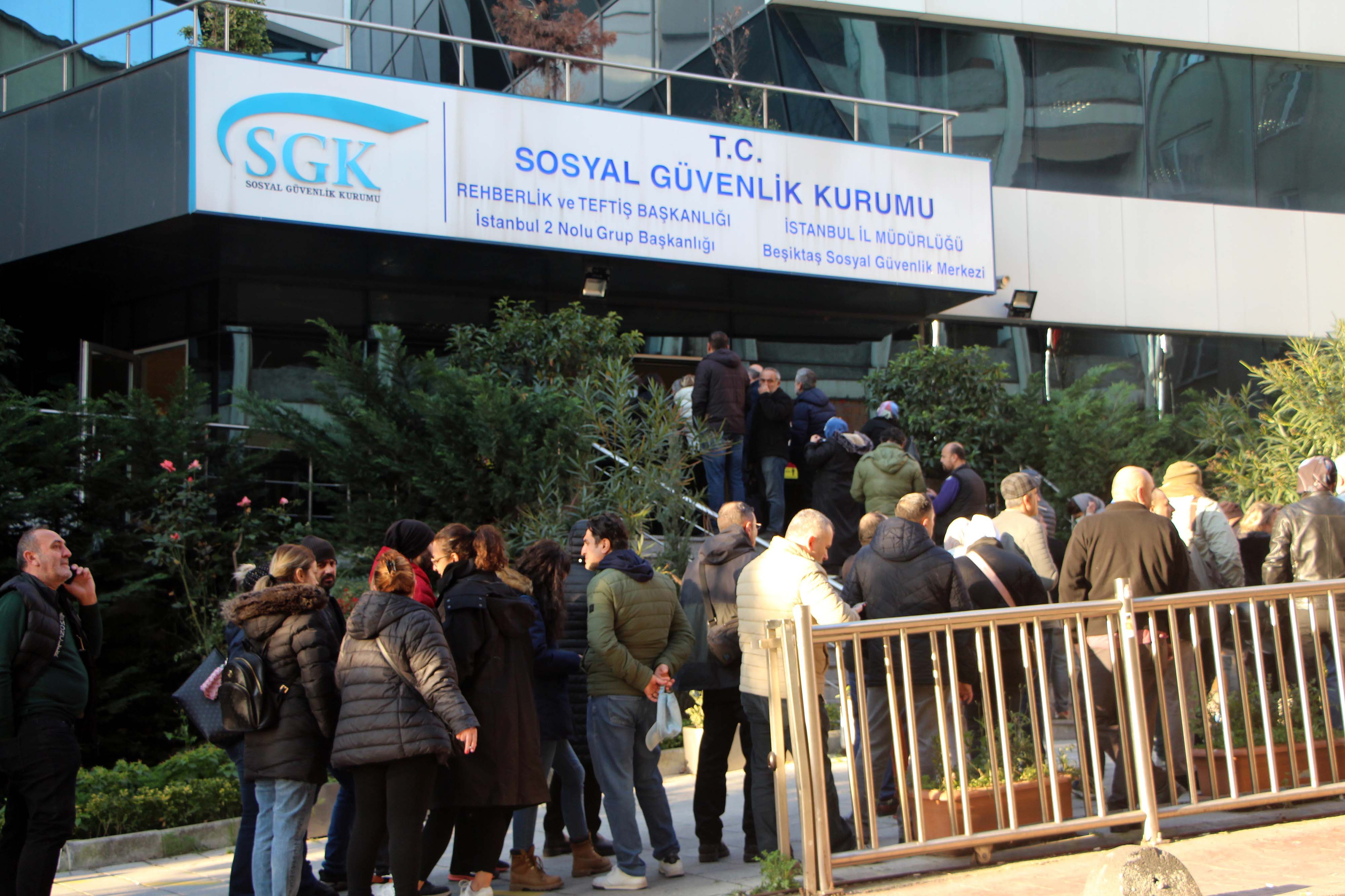 SGK önlerinde EYT yoğunluğu