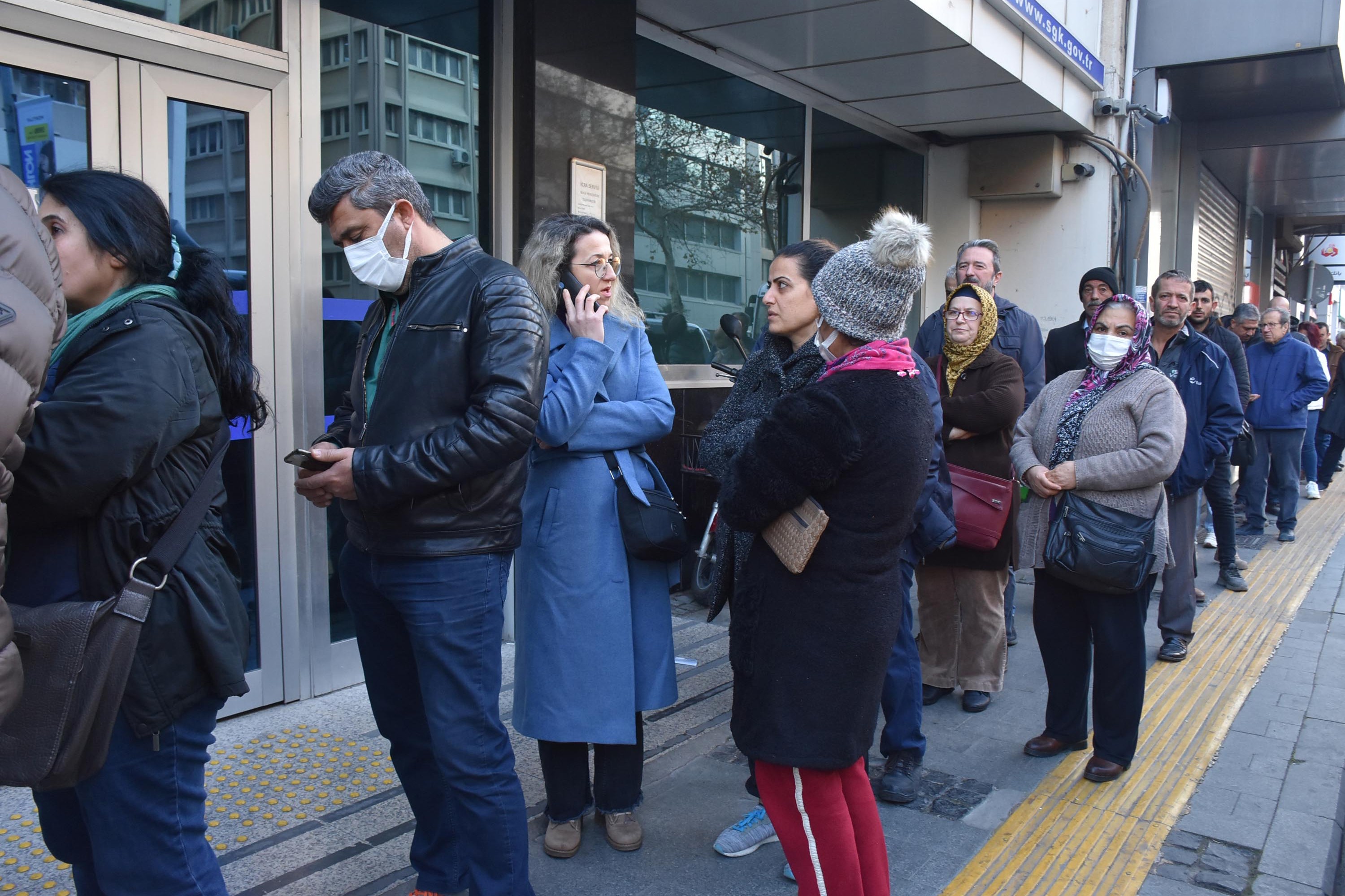 sırada bekleyen insanlar