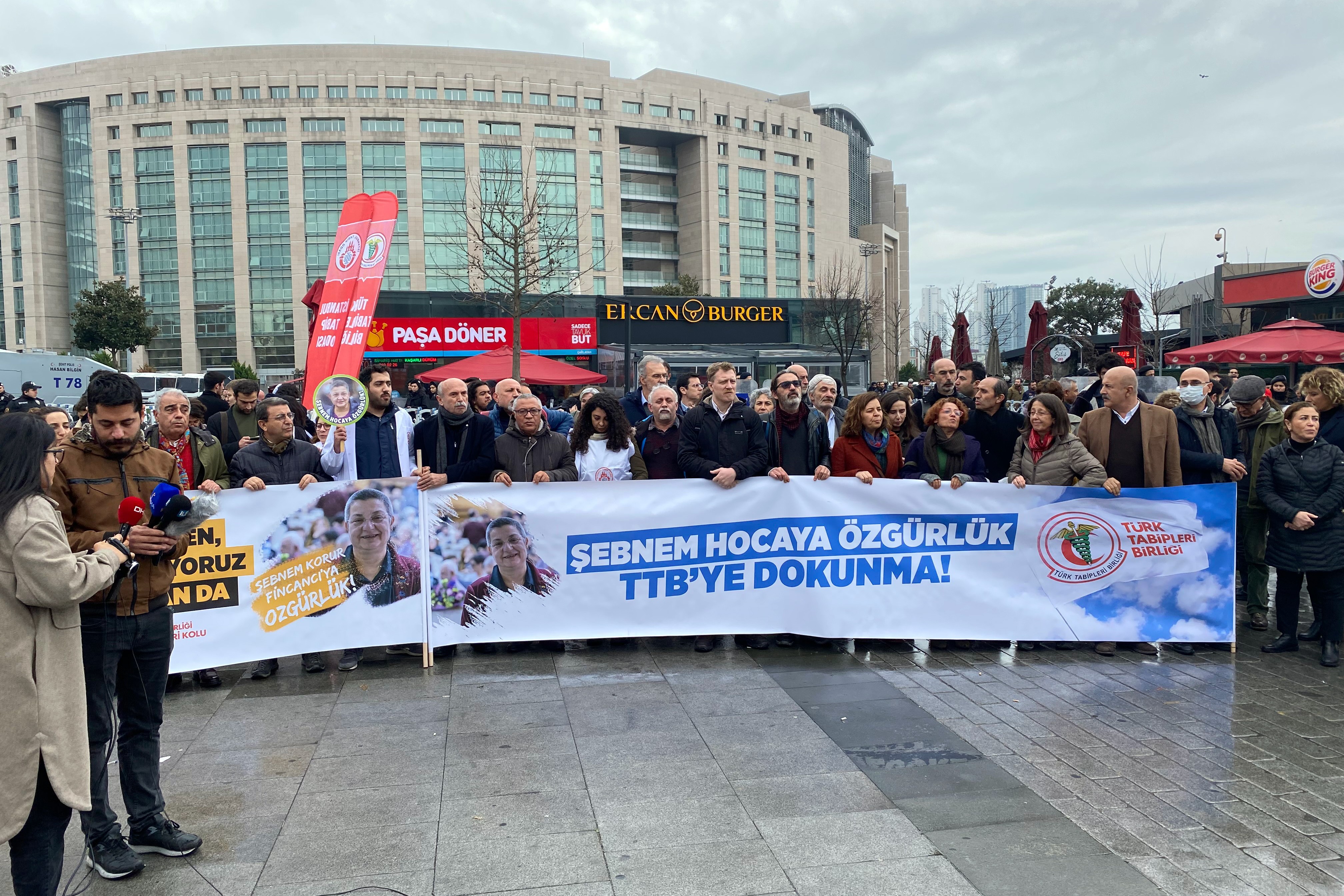 Duruşma sonrası sevinç