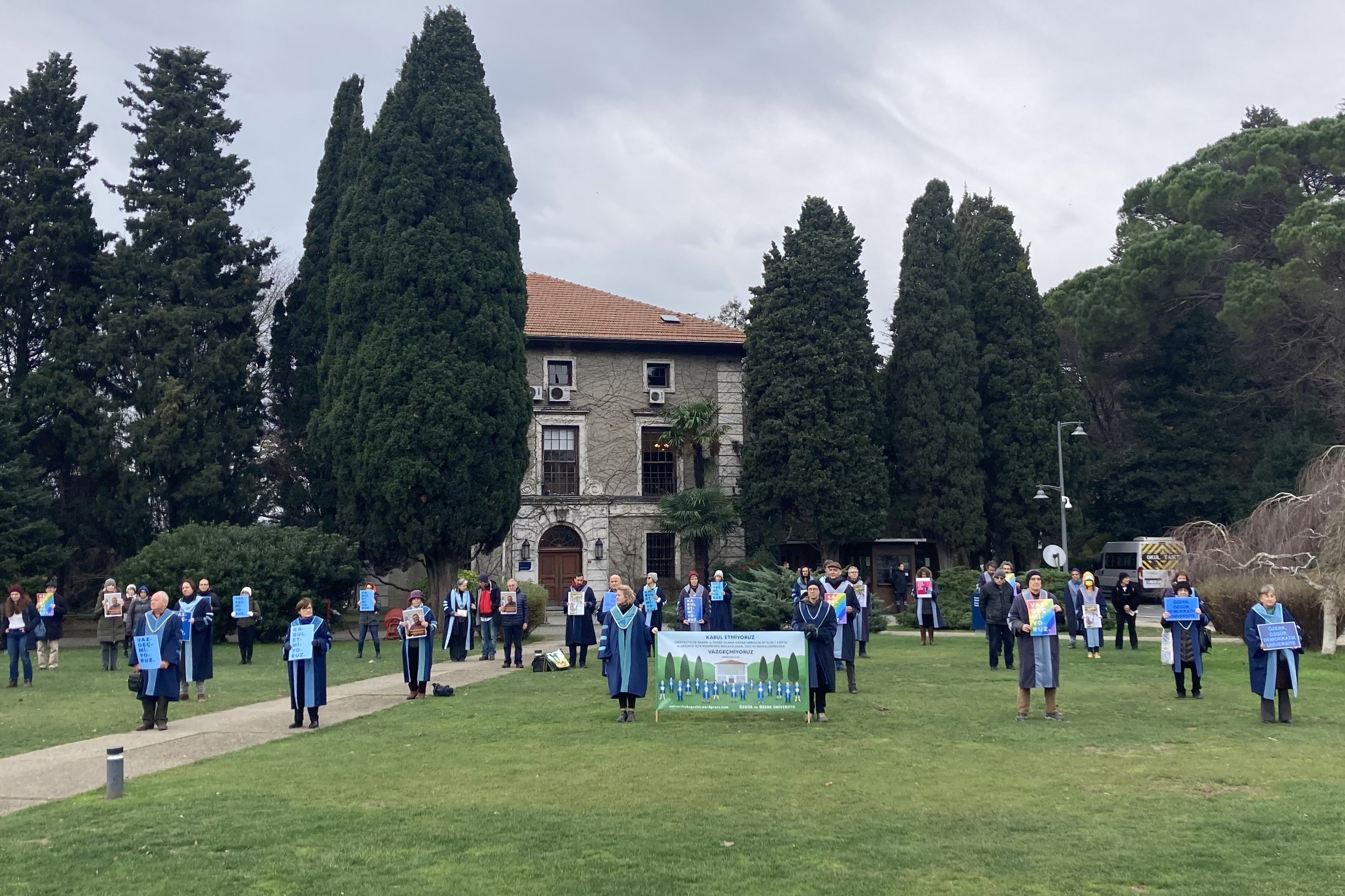 Boğaziçi direnişinde akademisyenler arkalarını 513’üncü kez arkalarını rektörlük binasına döndü