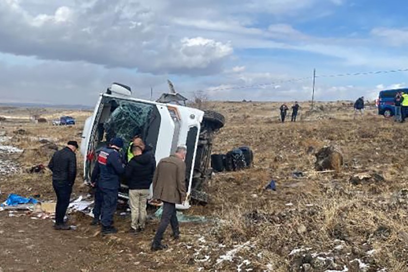 Devrilen tur midibüsünde yaralanan Meksikalı turist, hastanede hayatını kaybetti