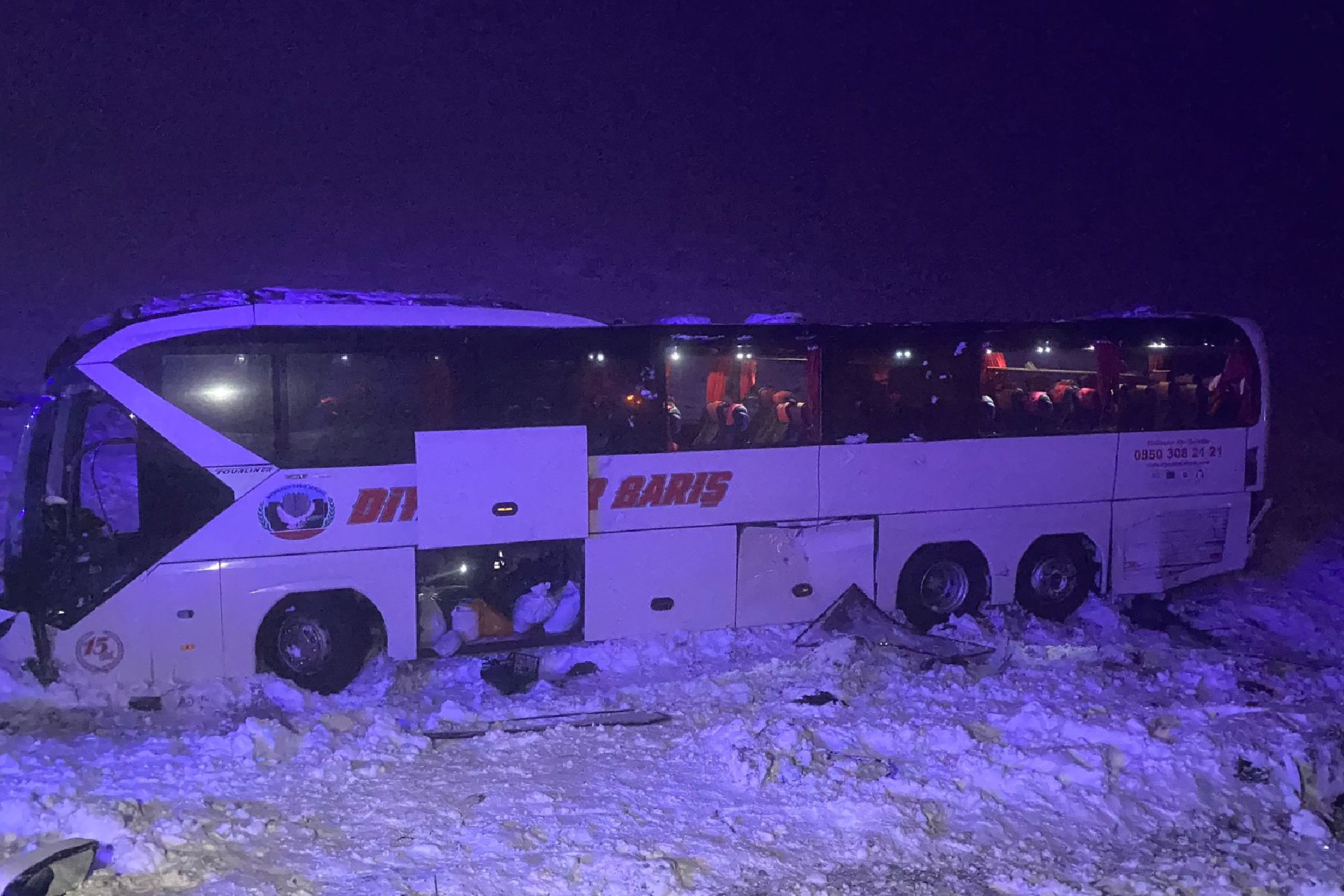 Diyarbakır’da otobüs devrildi: 4’ü ağır 35 yaralı