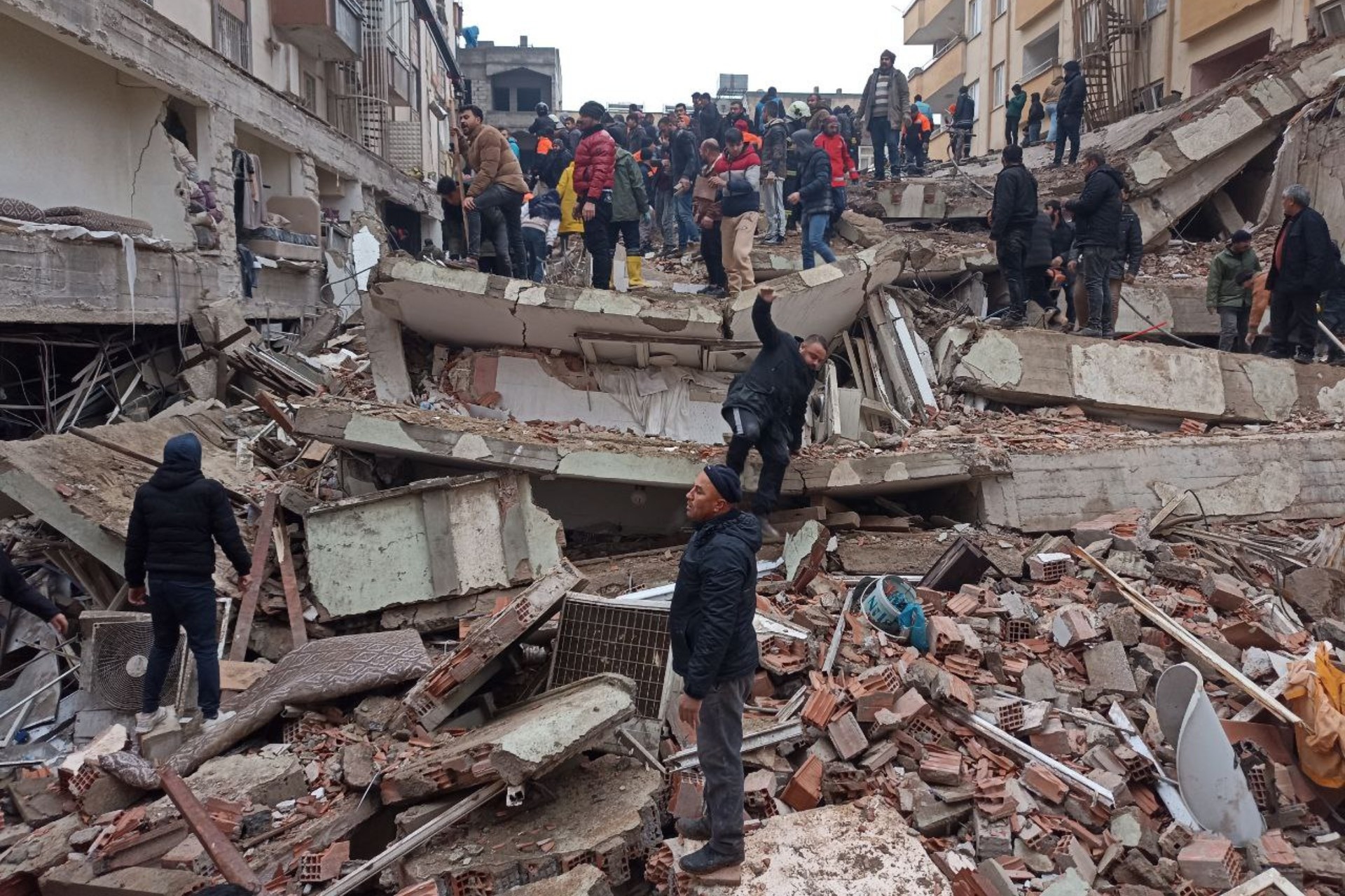 Antep'te soğukta sokakta kalan halk çadır bekliyor