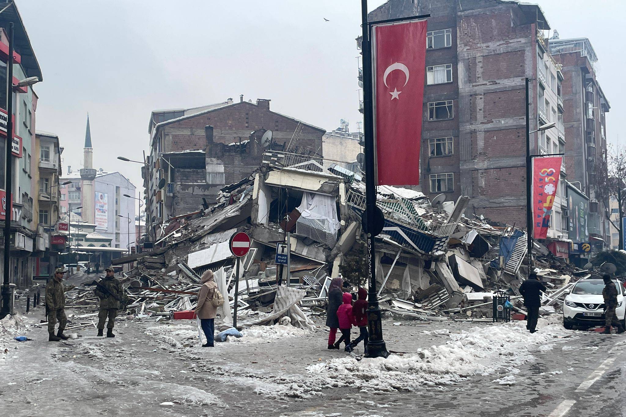 Malatya'da depremin ardından yıkılan binalar