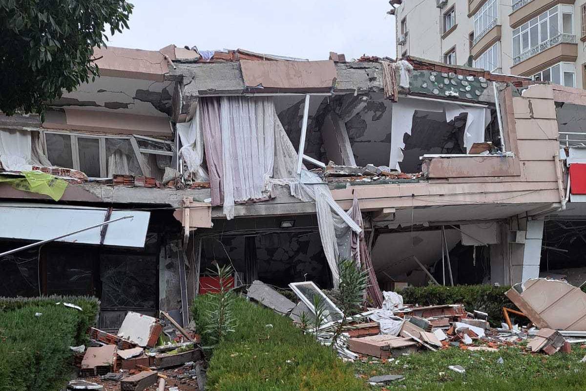 Antakya'da depremin ardından yıkılan binalar