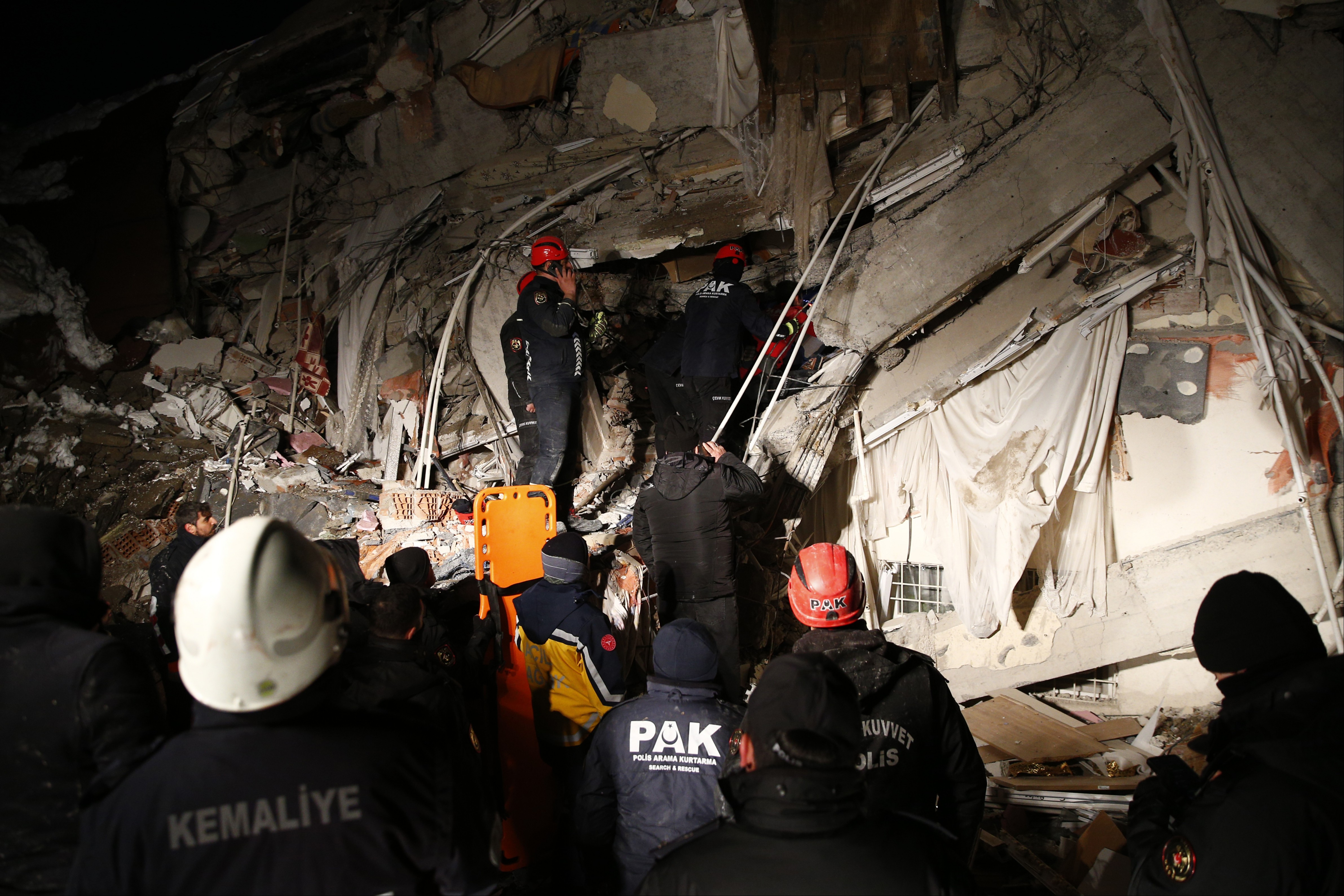 Malatya'da deprem enkazından çıkarılan insanlar