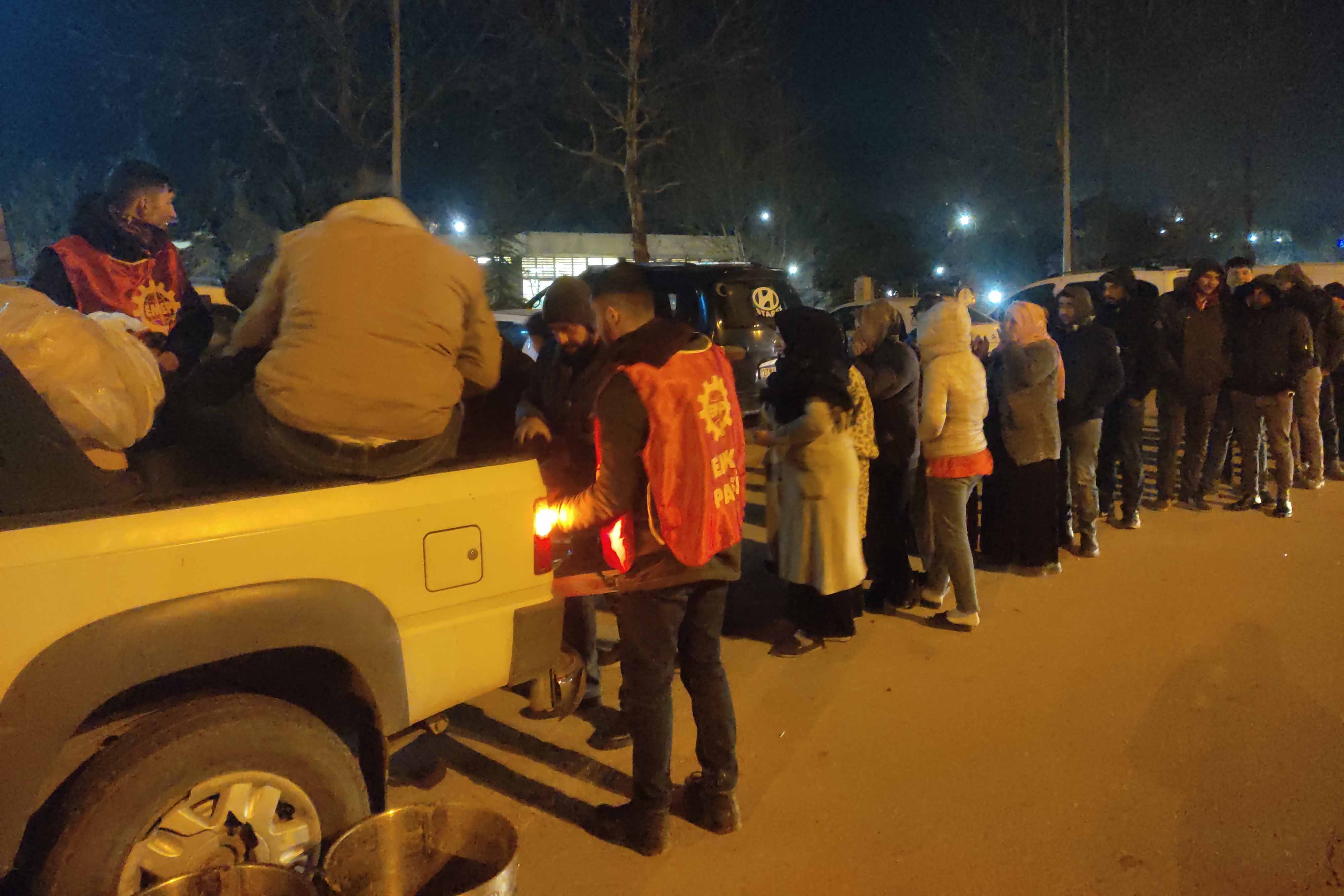 Antep'te halka yardım dağıtan Emek Partisi üyeleri