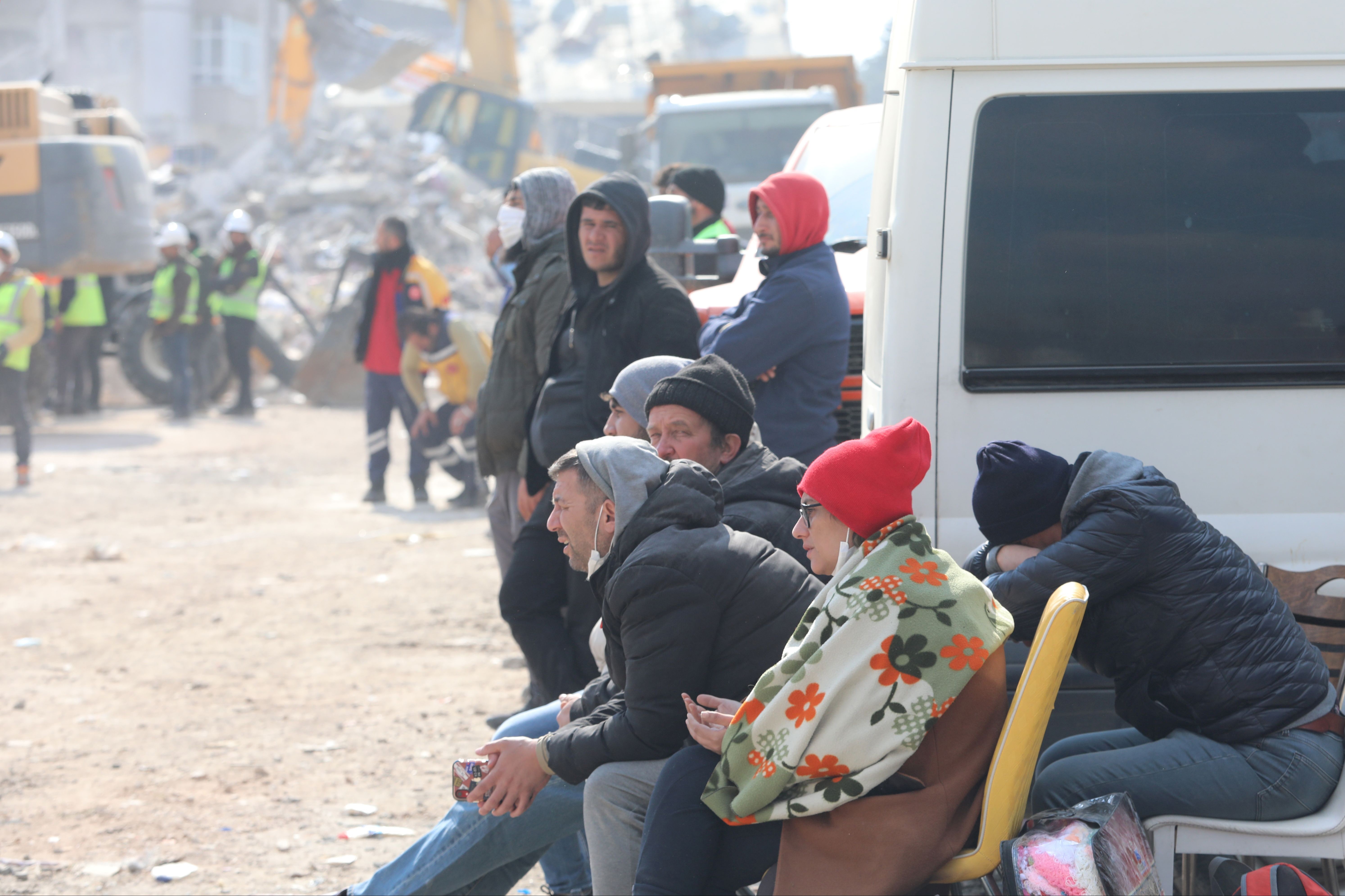 Depremde mülteciler: İmkanı olan canını kurtarsın