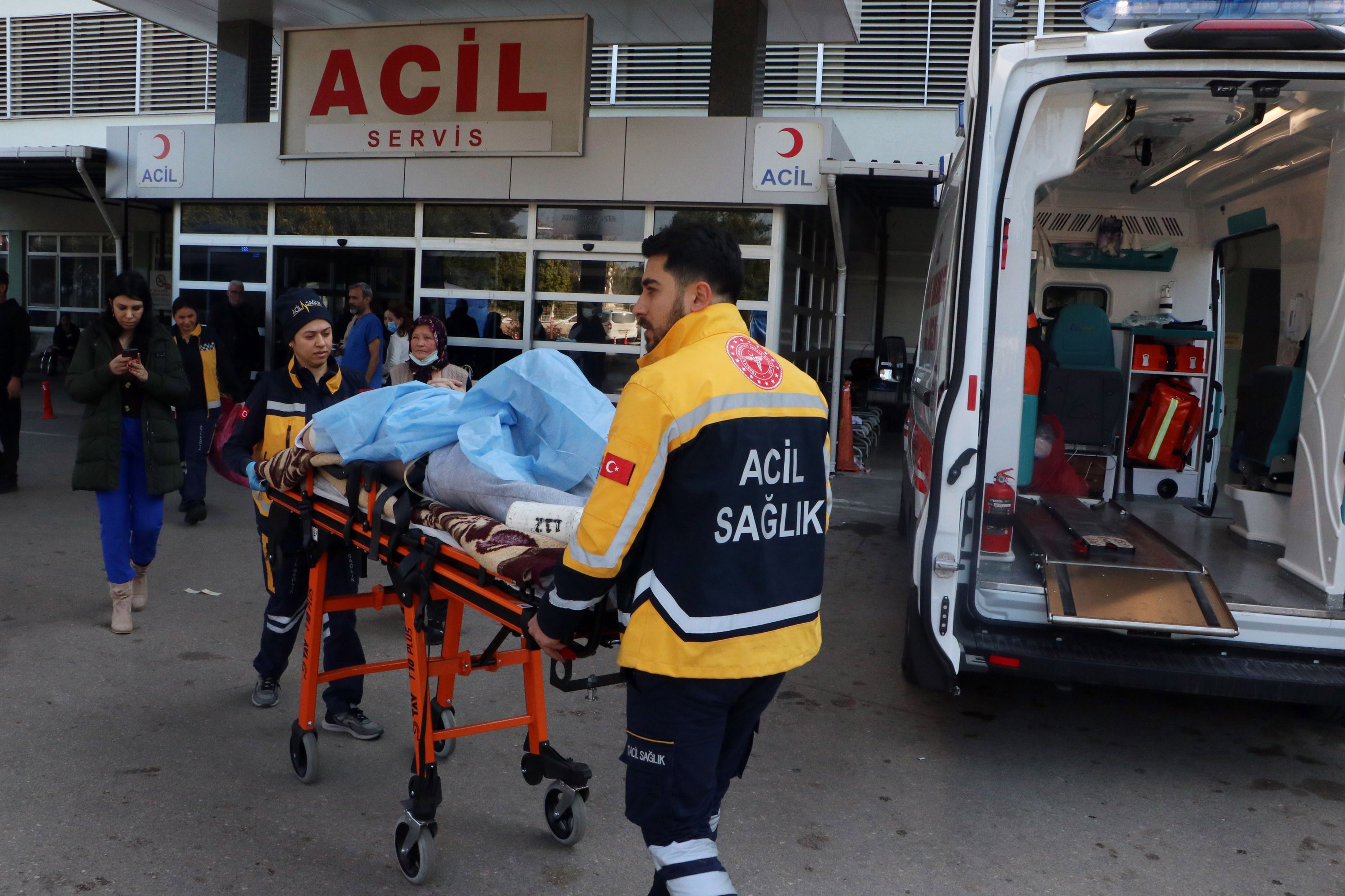 Orta hasarlı çıkan Balcalı Hastanesi'nde hastalar tahliye ediliyor