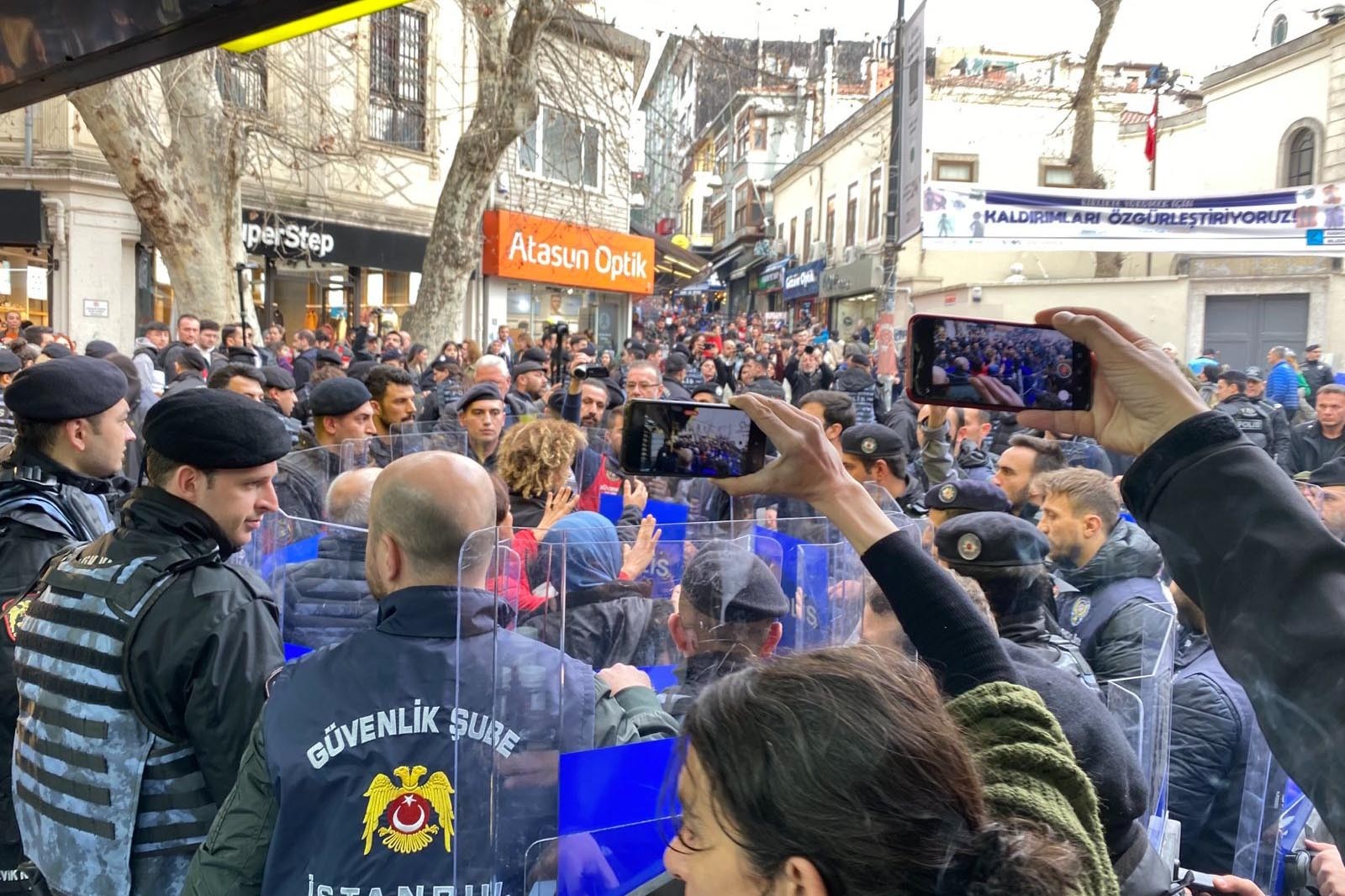 İstanbul Emek, Barış ve Demokrasi Güçlerinin deprem eylemine polis müdahale etti