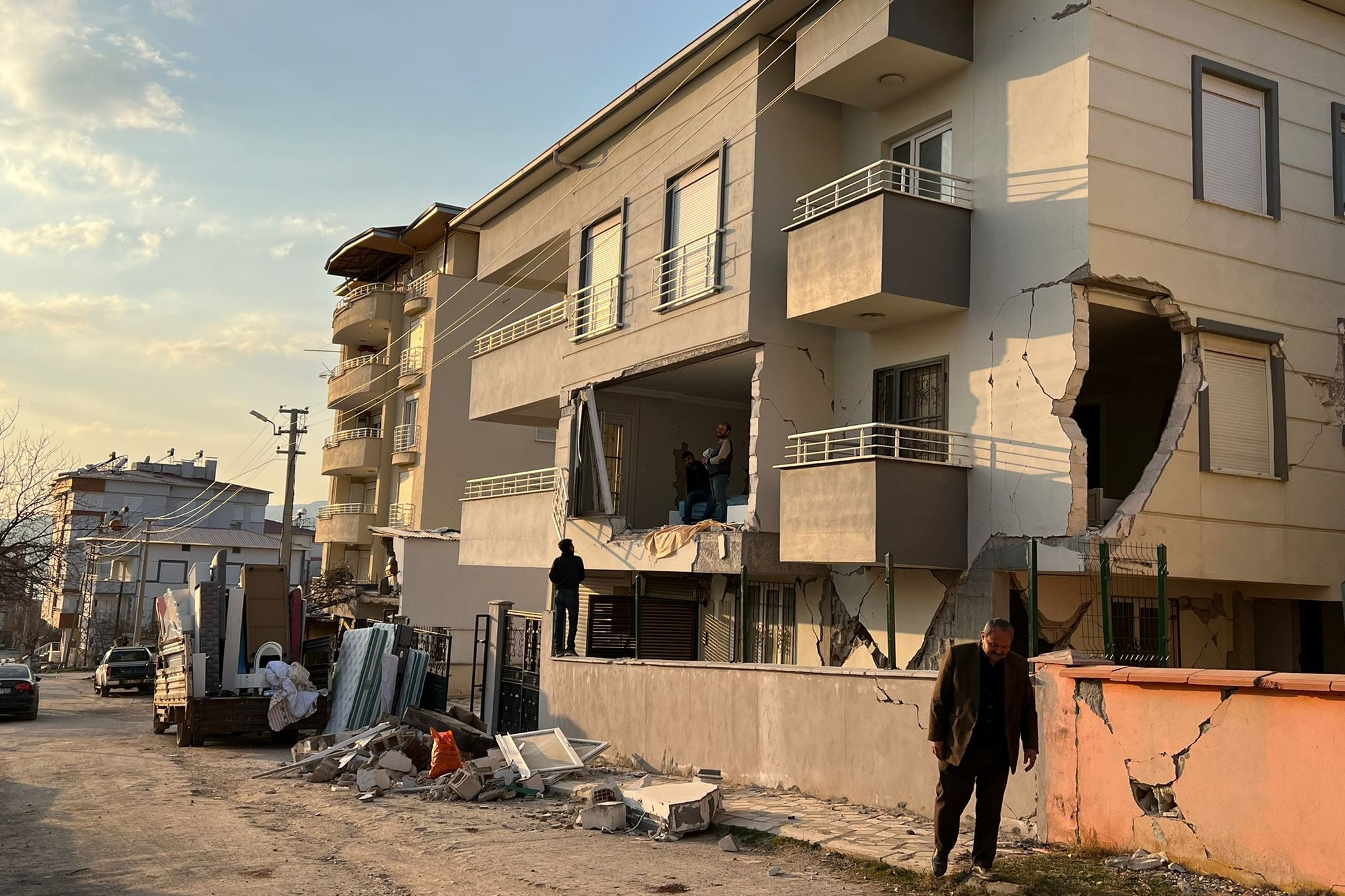 “Ekmek parası için ağır hasarlı evlere giriyoruz”