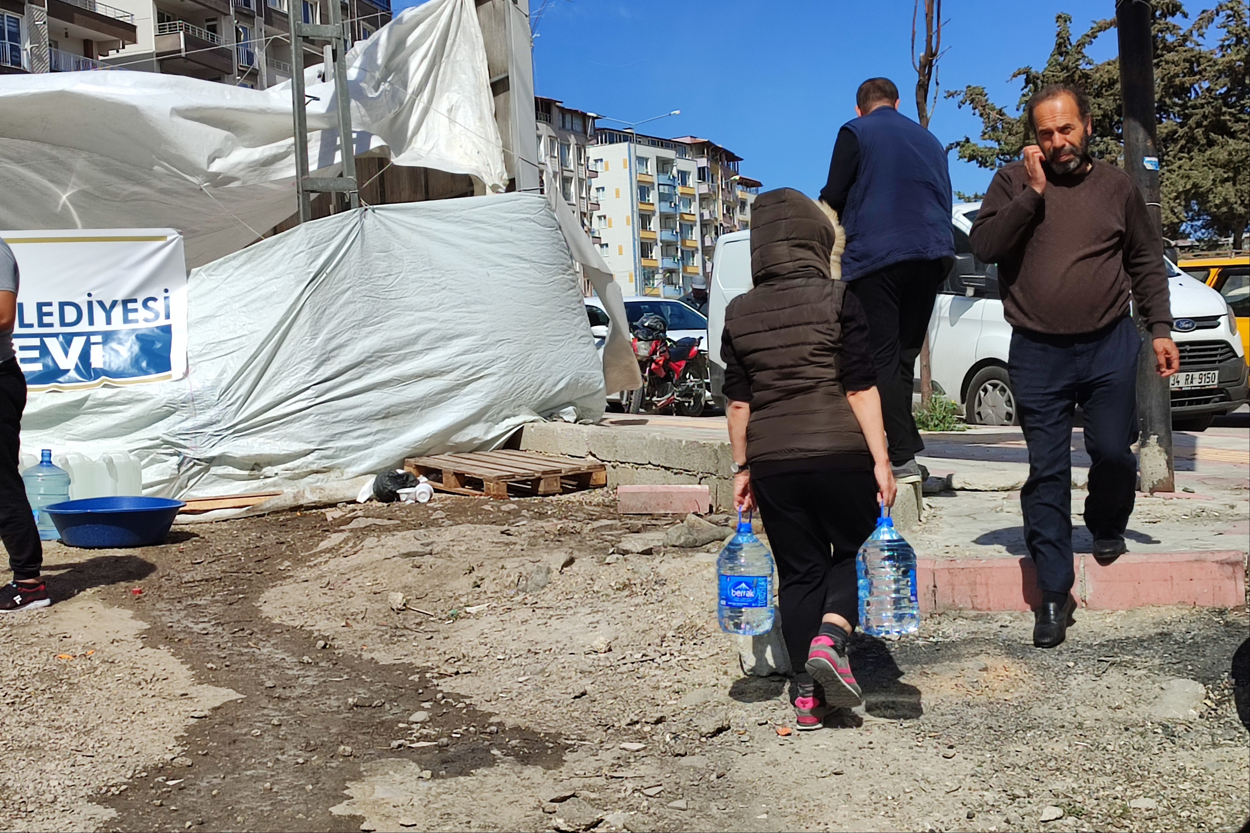 Hatay'da çadırda yaşam mücadelesi veren kadınlar 