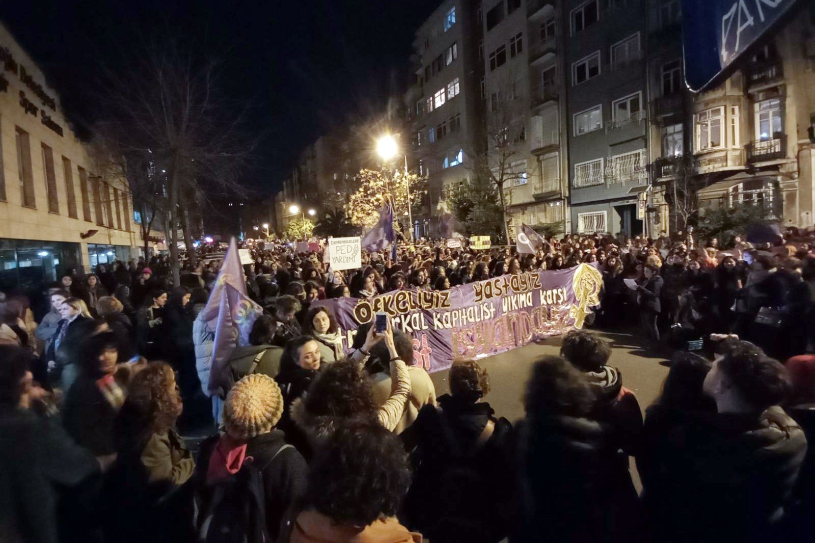 Kadınlar feminist gece yürüyüşü için toplandı