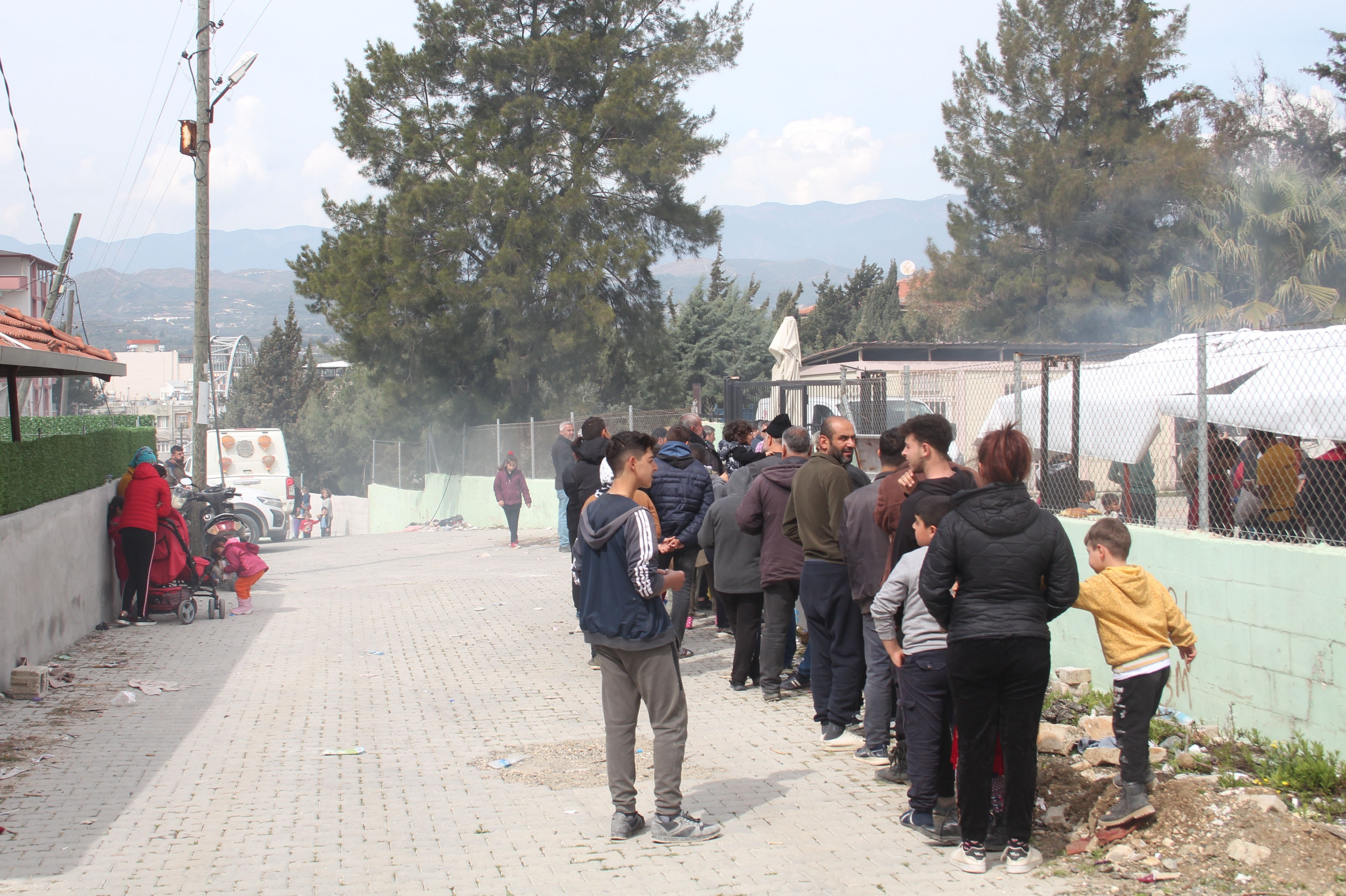 Samandağ'da gönüllüler ve depremzedeler: Hayata tutunmalıyız