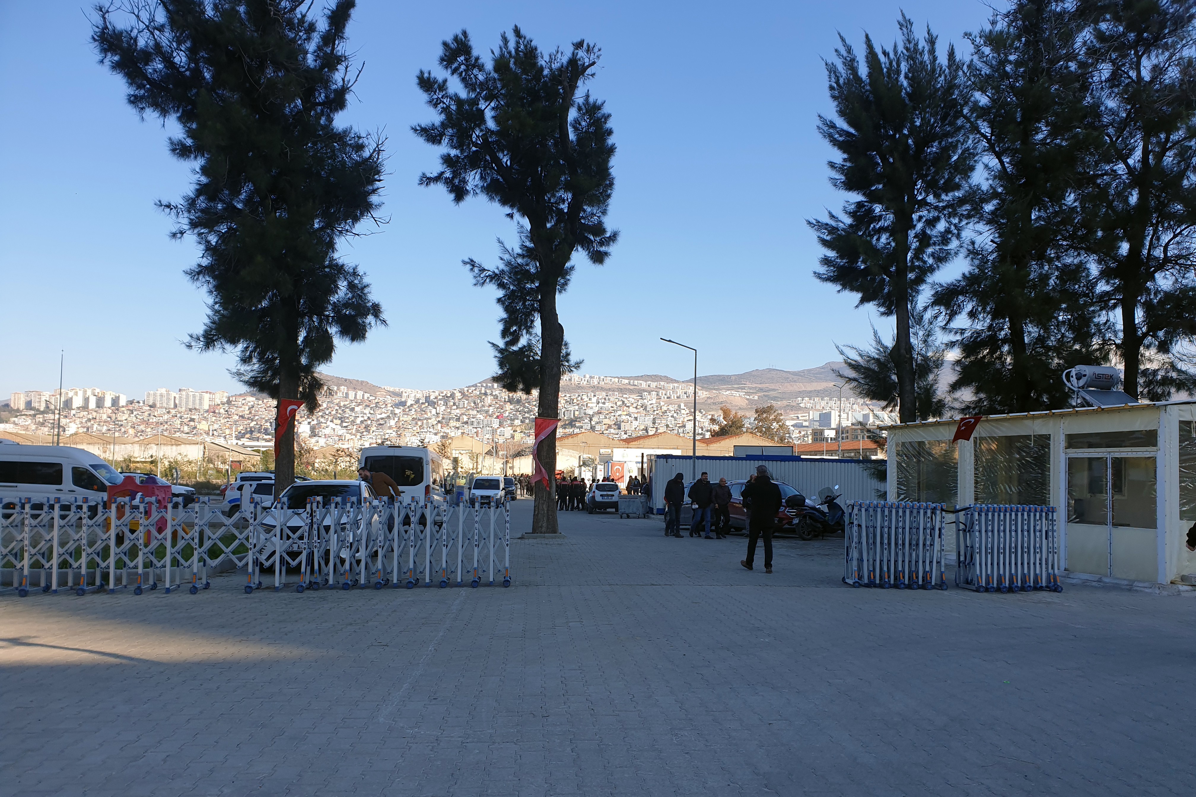 İzmir’de konteyner kentte yalnız yaşayan çoğu kadın pek çok depremzede sokağa atıldı!