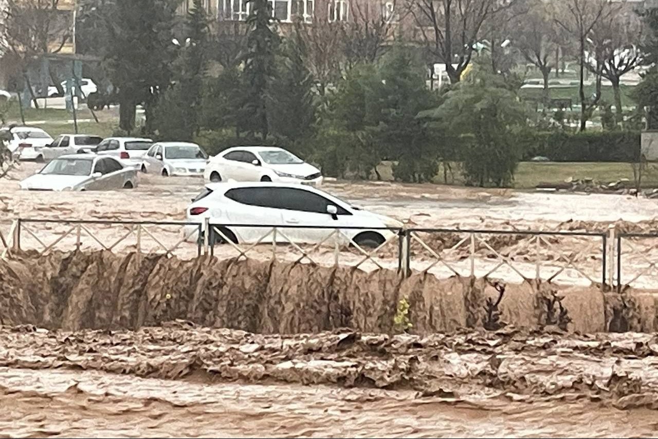 Urfa'da sağanak yağış sonrası sel   