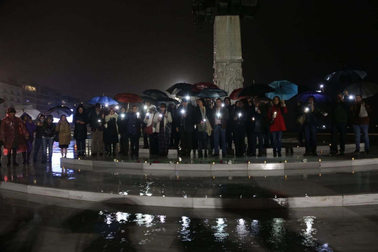 İzmir’de, depremde yaşamını yitirenler için mum yakıldı: Hesap soracağız