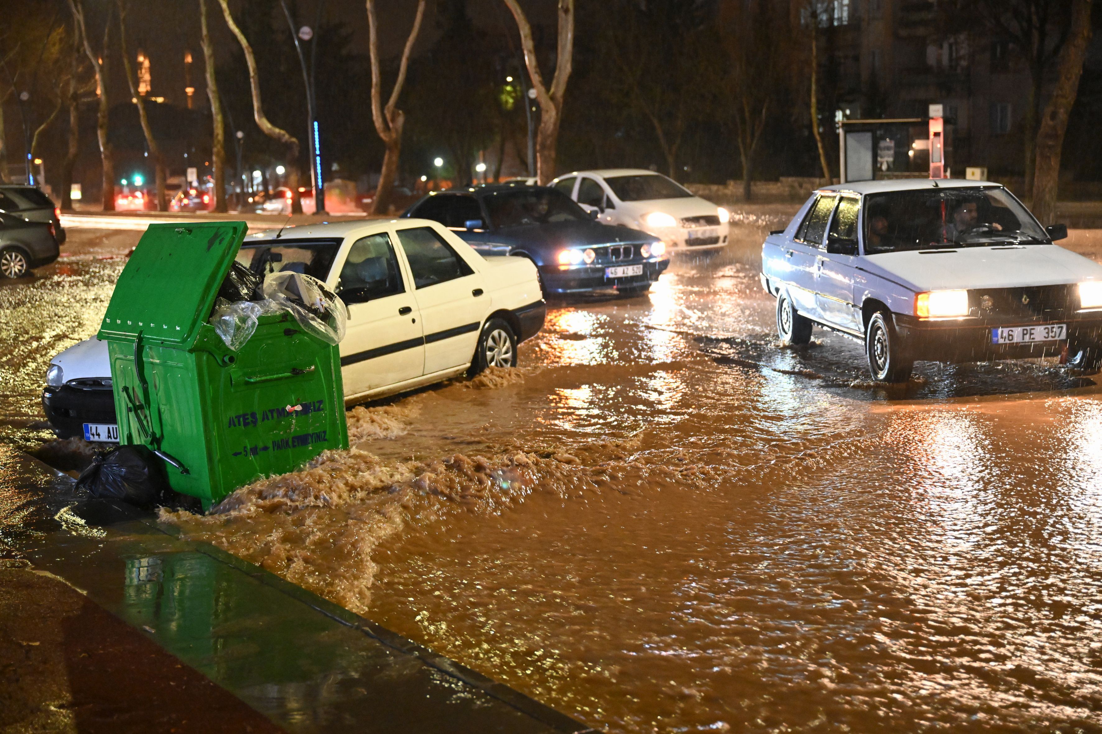 Maraş'ta sağanak yağış