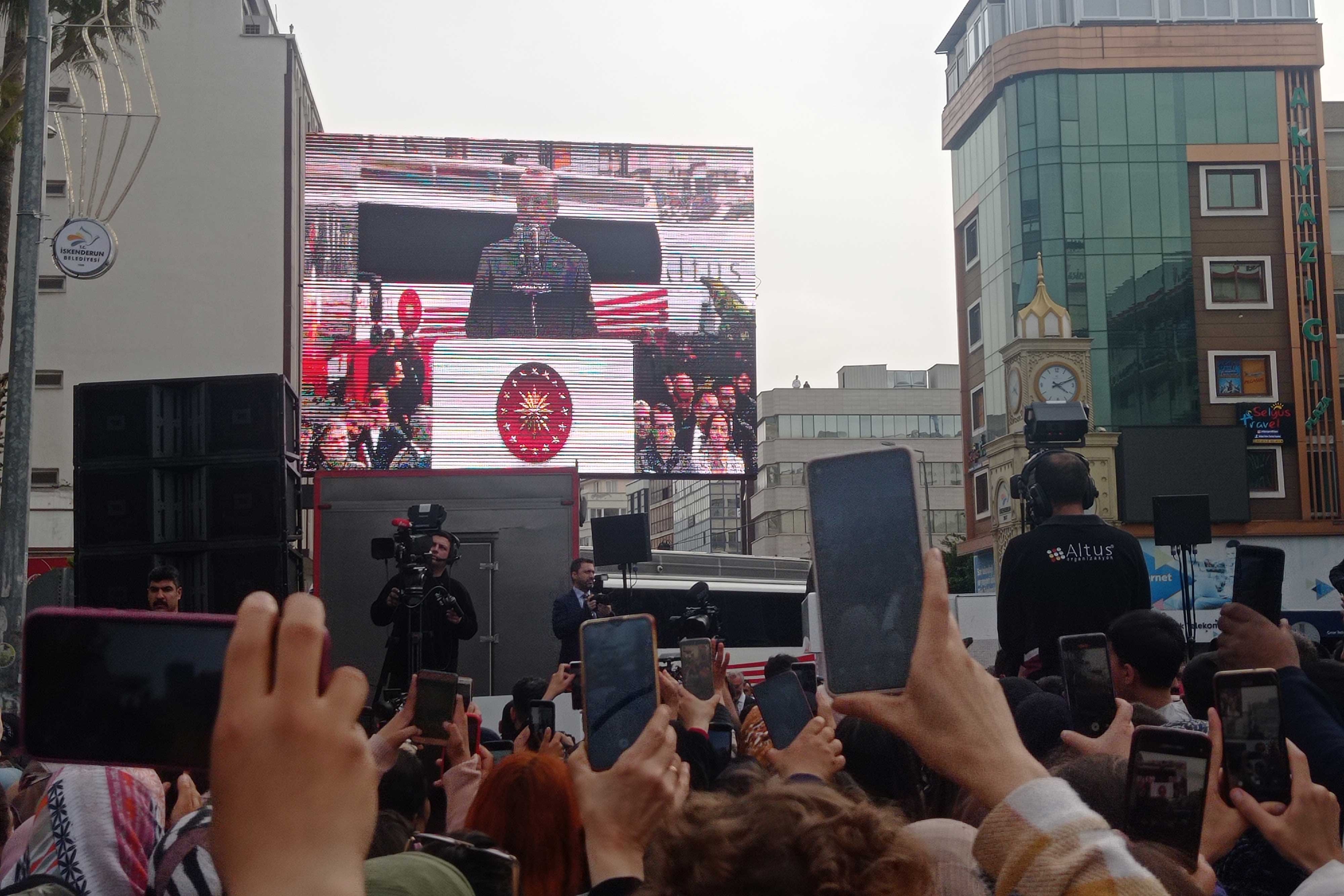 İskenderunlu depremzedeler Erdoğan temel atarken "Önce paramızı yatırsın" diyerek mitingi terk etti