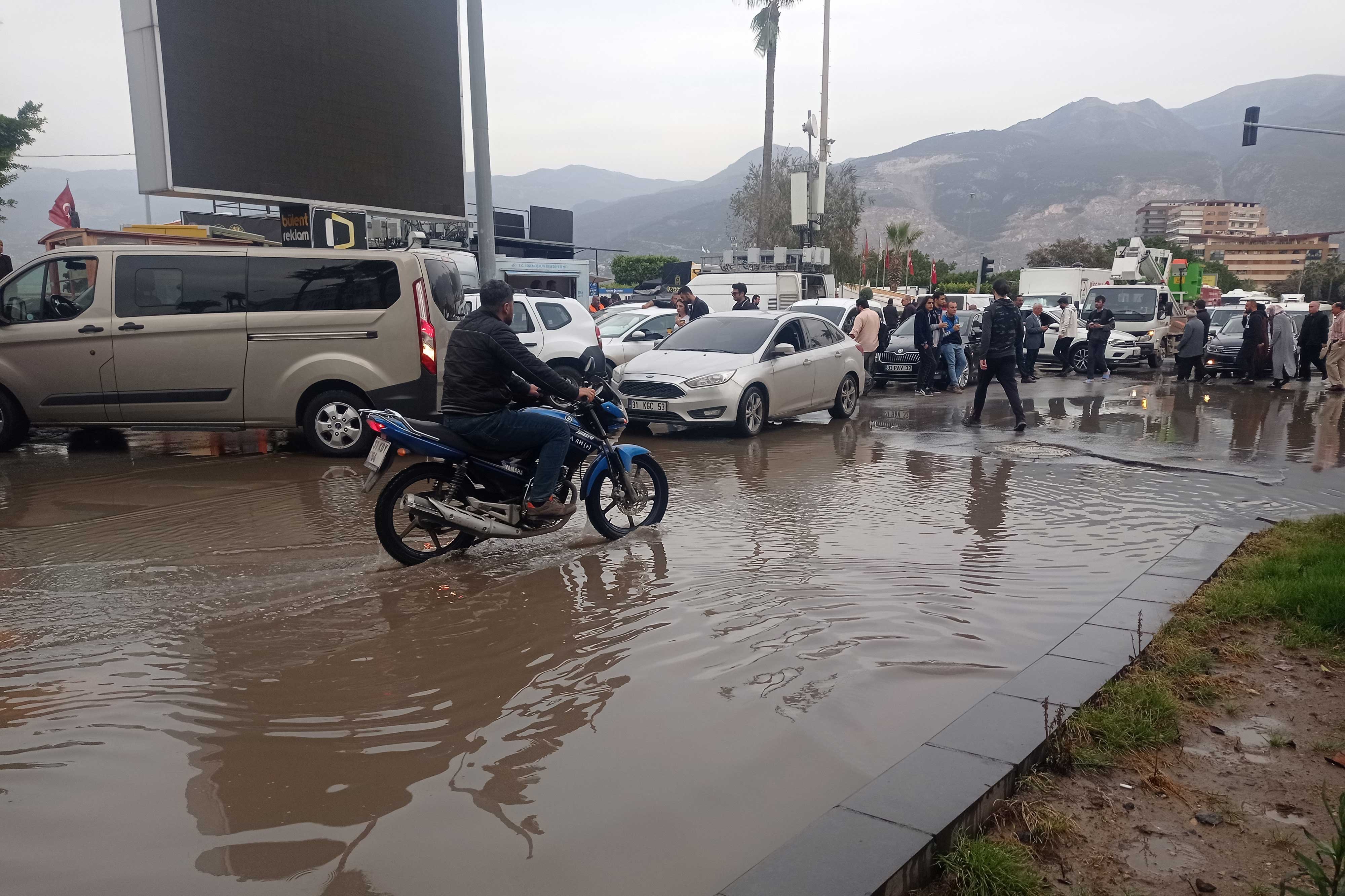 Erdoğan'ın İskenderun'daki mitinginde sahnenin karşısındaki yolun hali