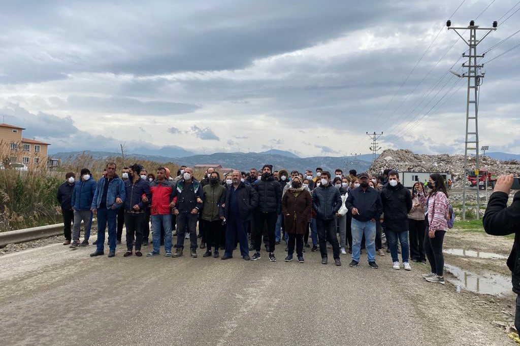 Samandağ halkı çadırkentin yanına moloz döken kamyonların önünü kesti