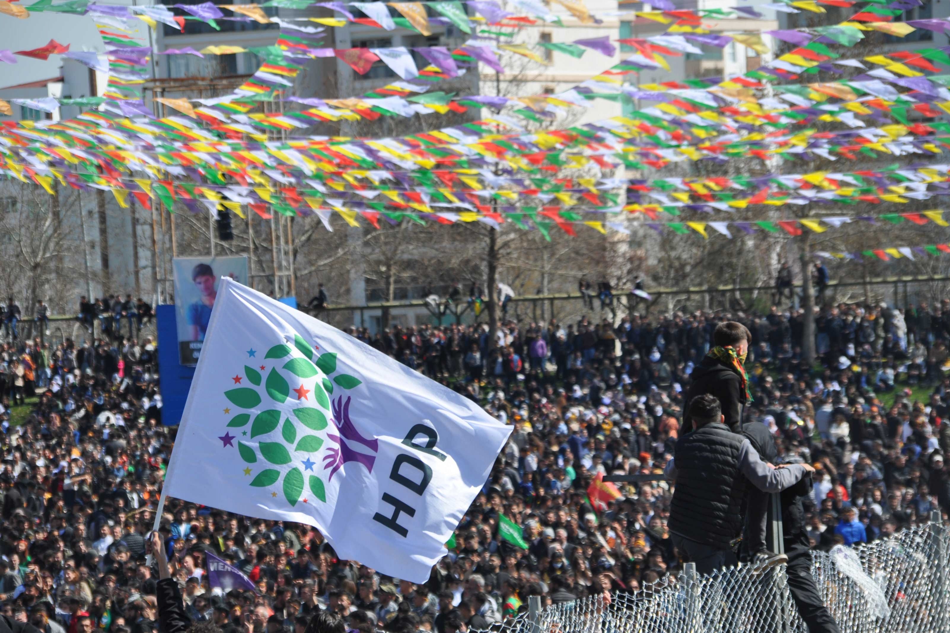 HDP: Gözaltına alınan her bir kişinin yerine binleri seçim çalışmalarına katılmaya çağırıyoruz