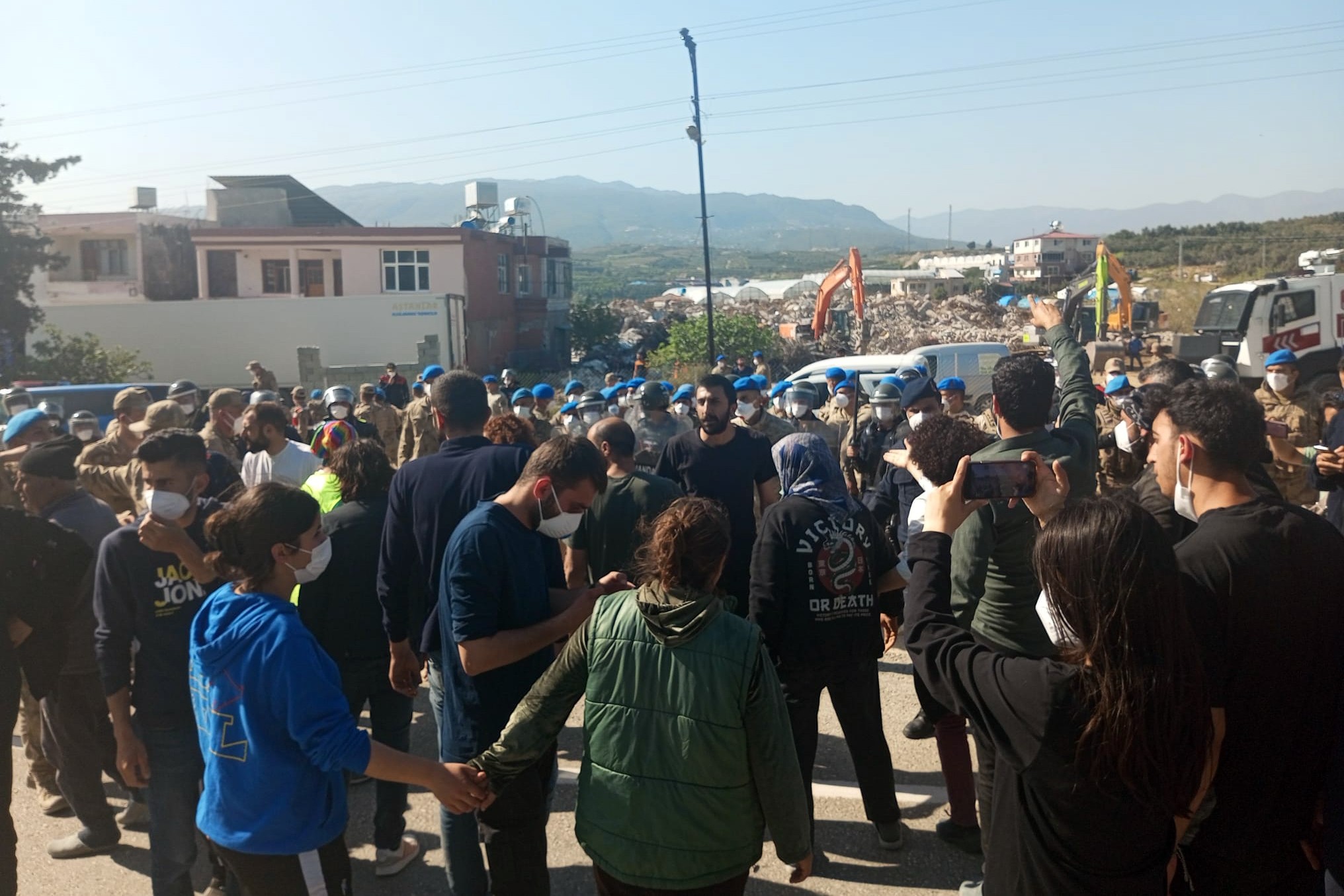 Hatay'da yaşam alanlarında molozlara direnen depremzedeler gözaltına alındı