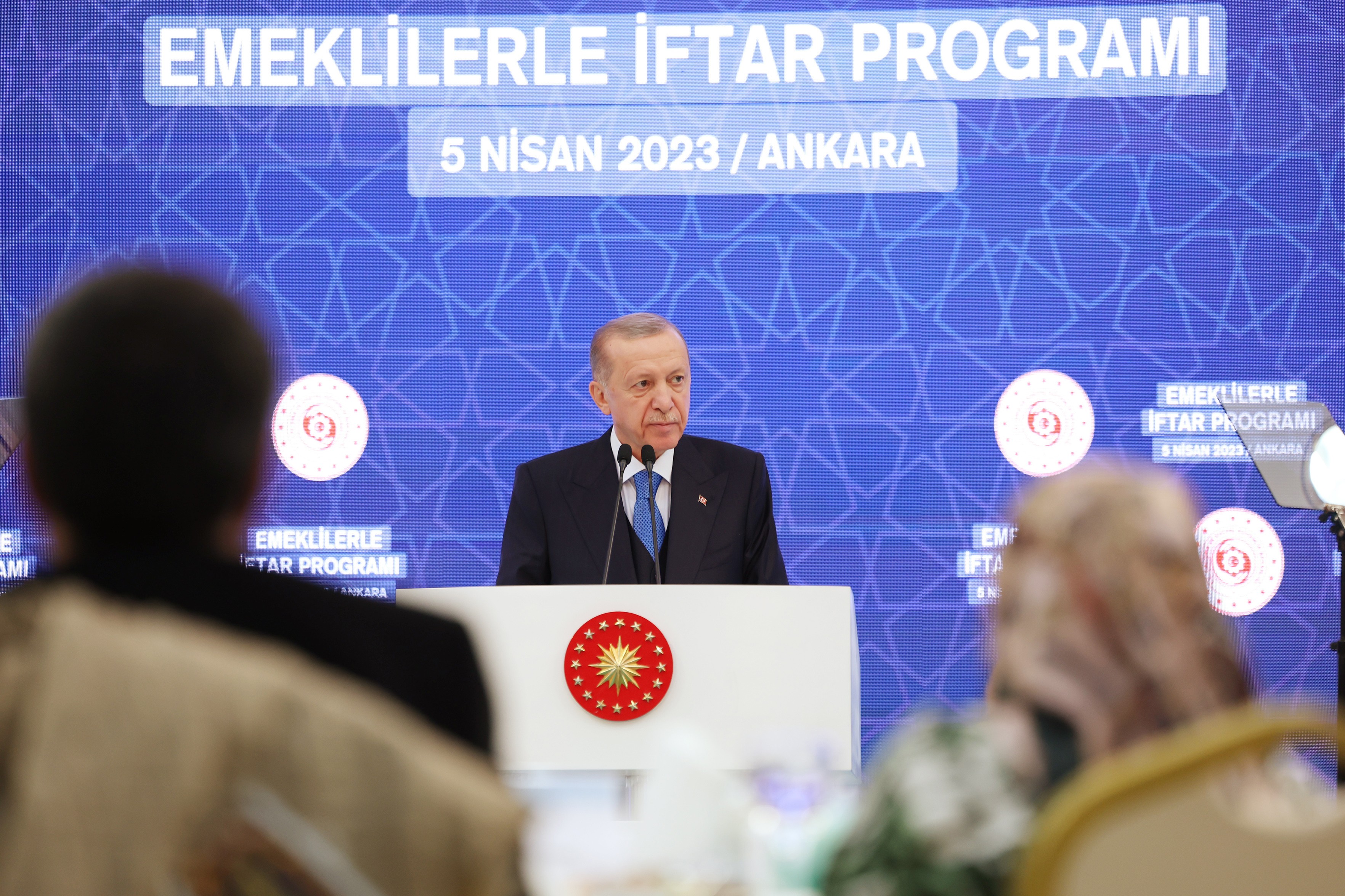 Erdoğan, emekliye ikramiye vaadine "istismar" dedi