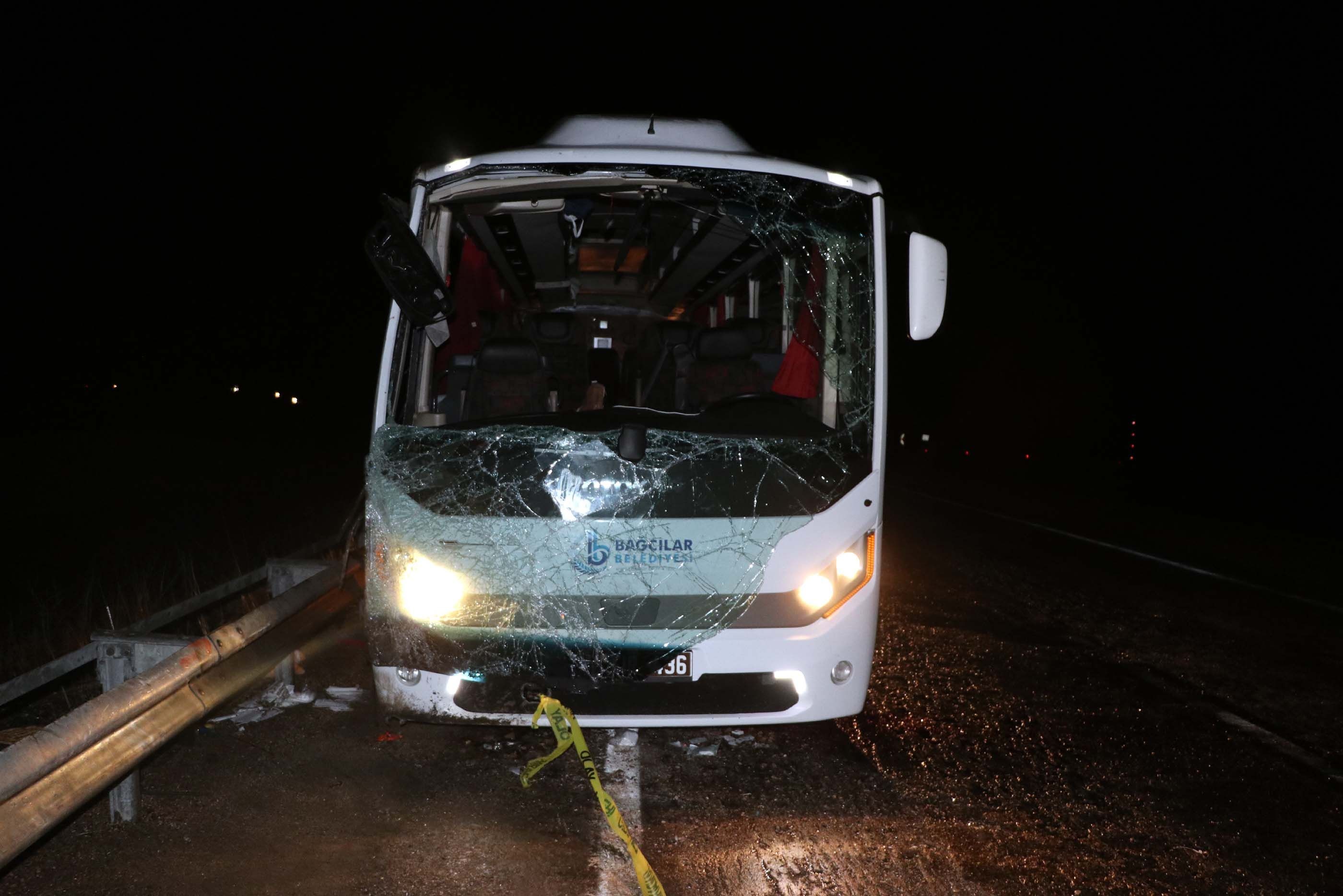 Deprem bölgesinde çalışan belediye personelini taşıyan midibüs devrildi: 3 ölü, 19 yaralı