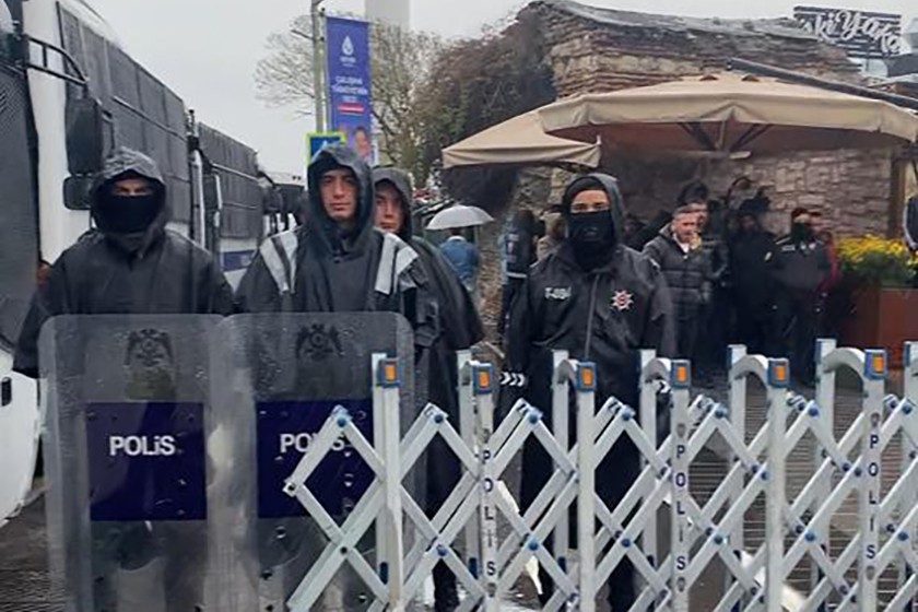 Kaçak kafelerin yıkımı için gelen İBB ekipleri polis tarafından engellendi