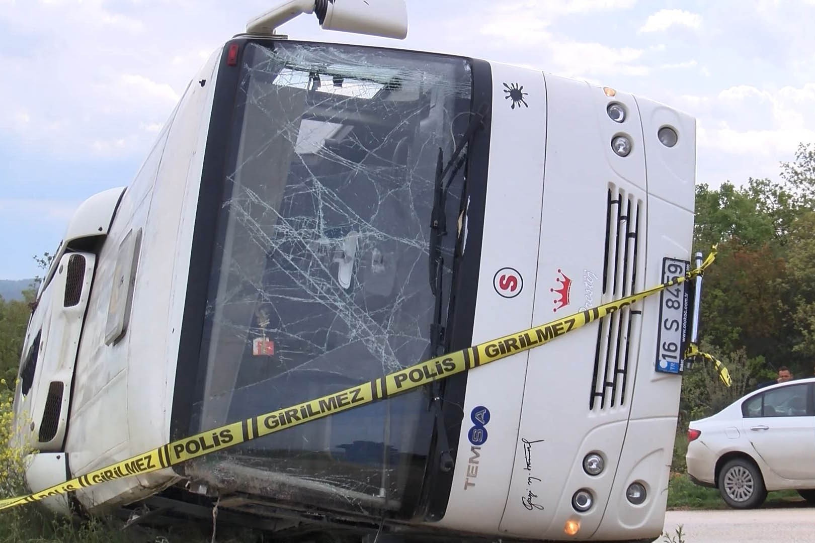 Bursa'da okul servisi hafriyat kamyonu ile çarpıştı: 22'si öğrenci 23 yaralı