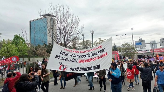 Taleplerimiz için işçi sınıfının safındayız 1 Mayıs alanındayız!