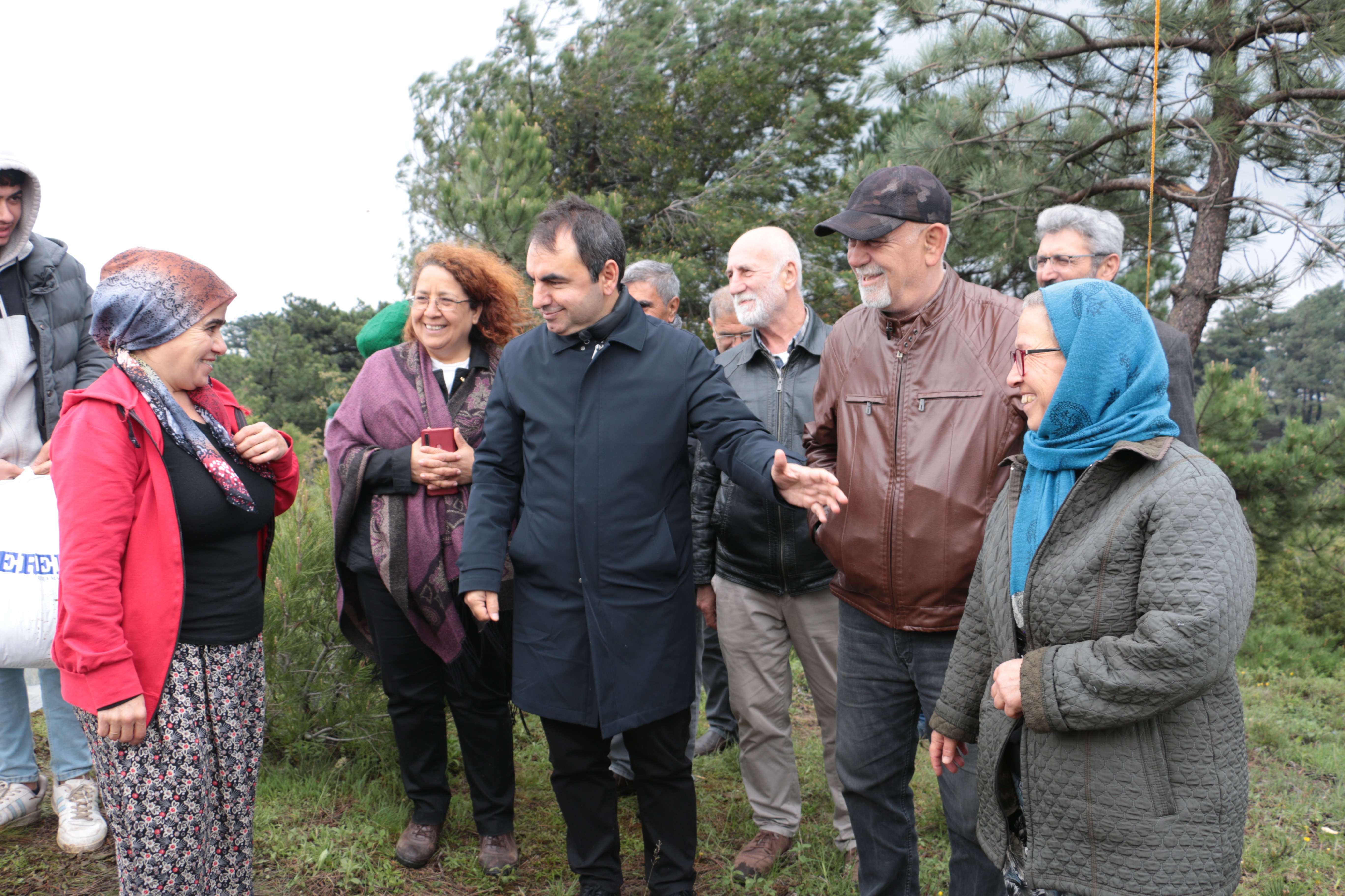 Ercüment Akdeniz yurttaşla sohbet ediyor