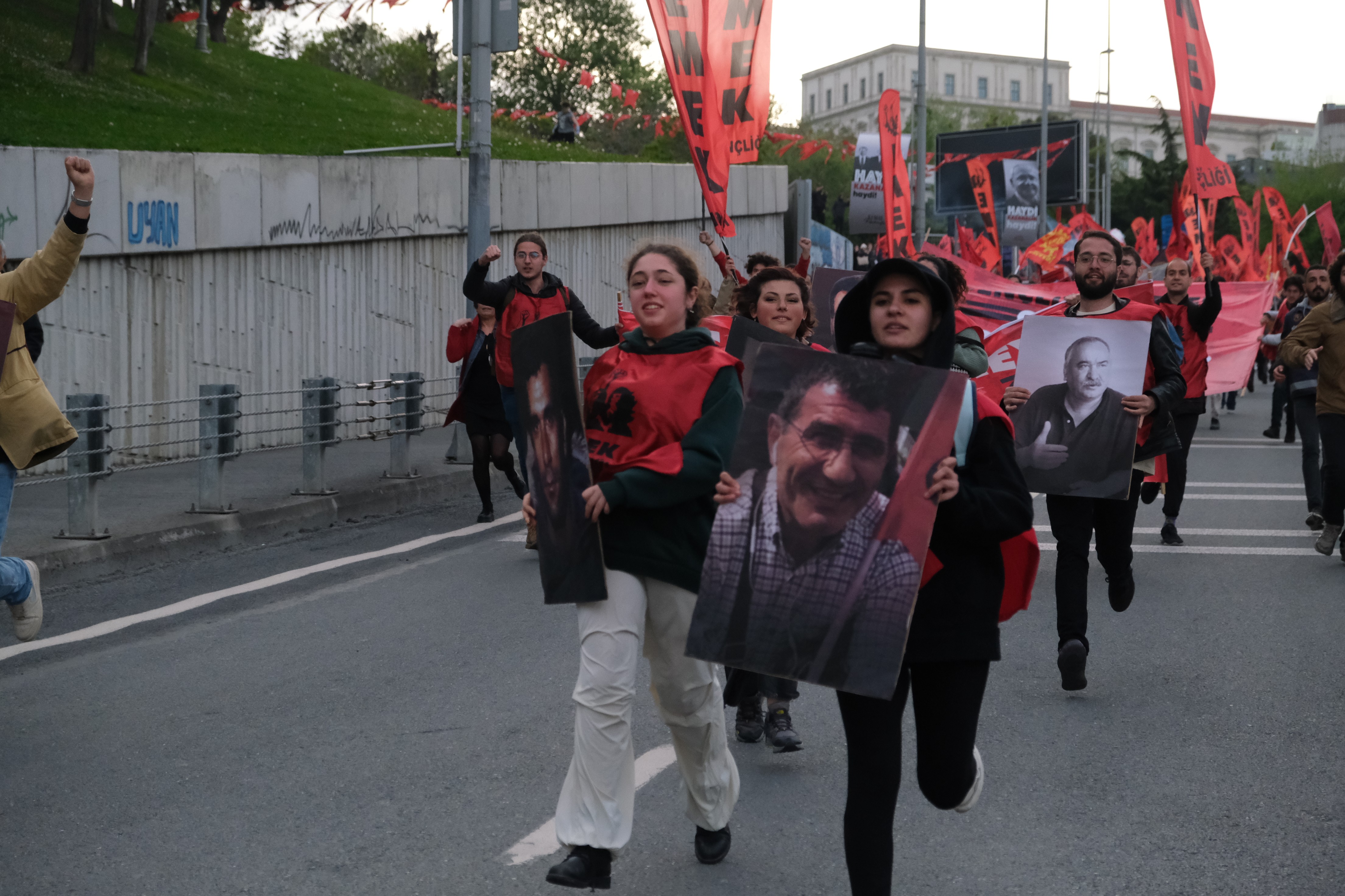 6 Mayıs anmasında ellerinde fotoğraf, pankar ve flamalarla koşan gençler