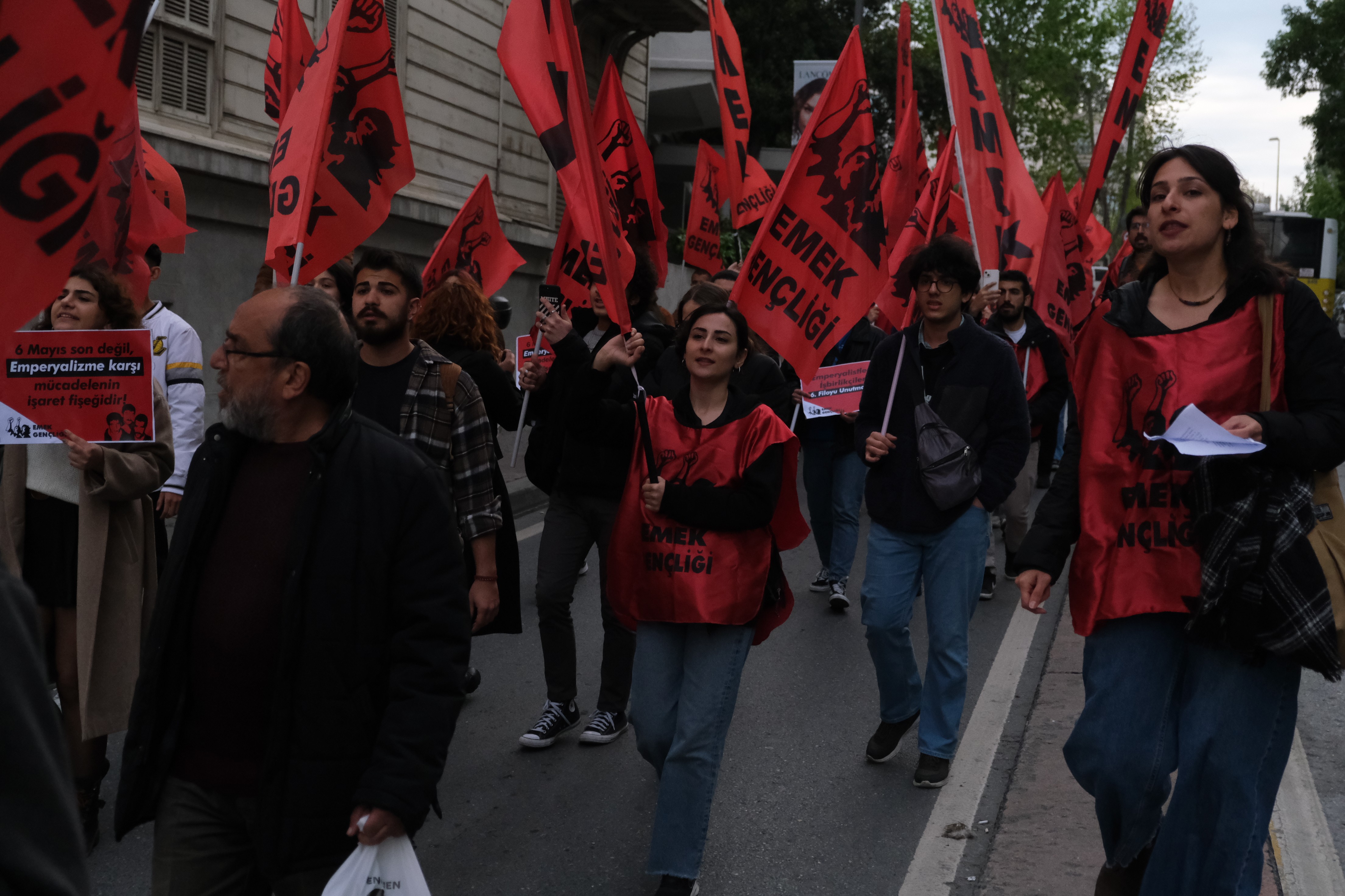 6 Mayıs anmasında ellerinde fotoğraf, pankar ve flamalarla koşan gençler